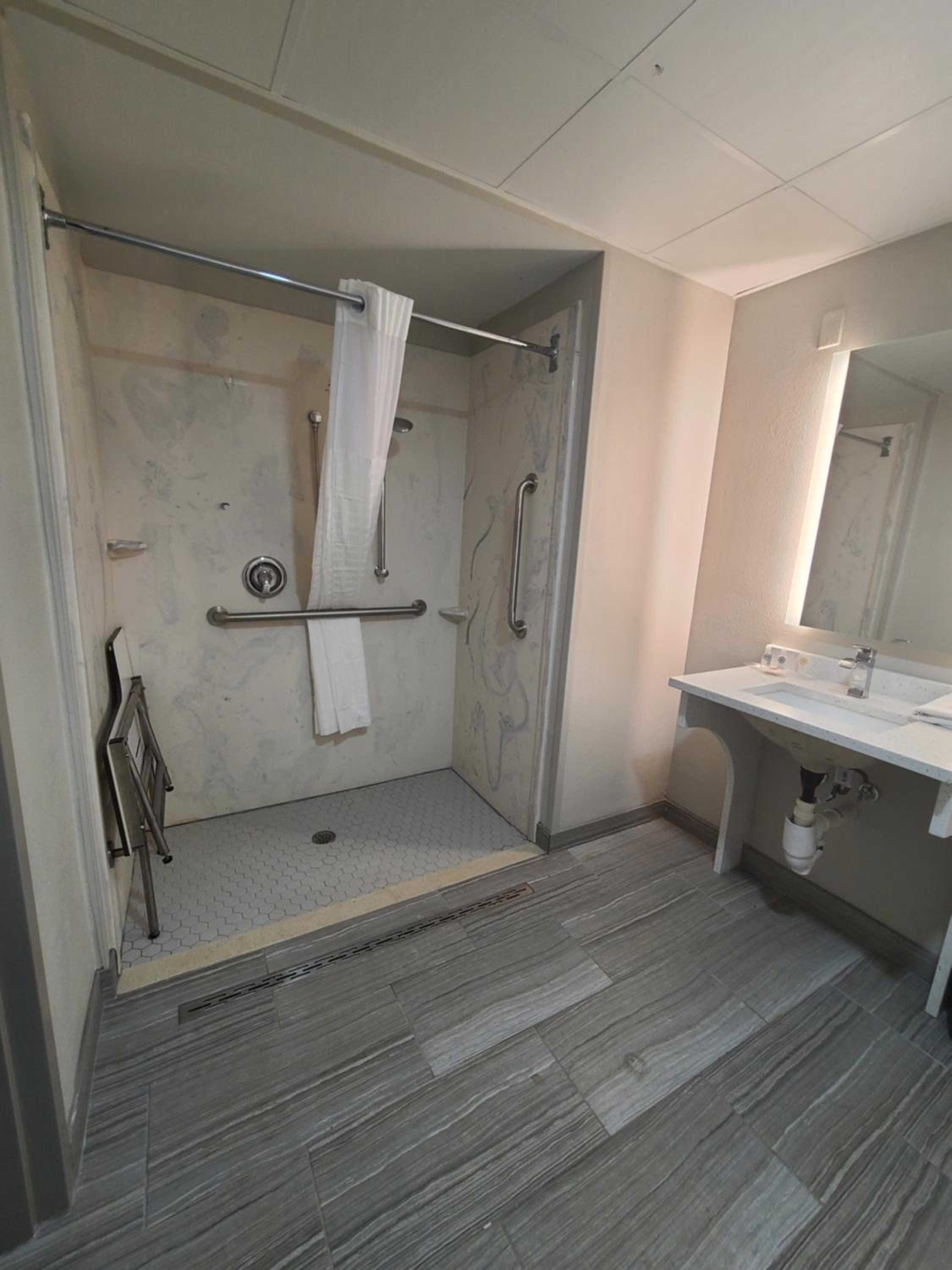 Queen Room with Two Queen Beds and Roll-In Shower - Accessible/Non Smoking - Photo 4