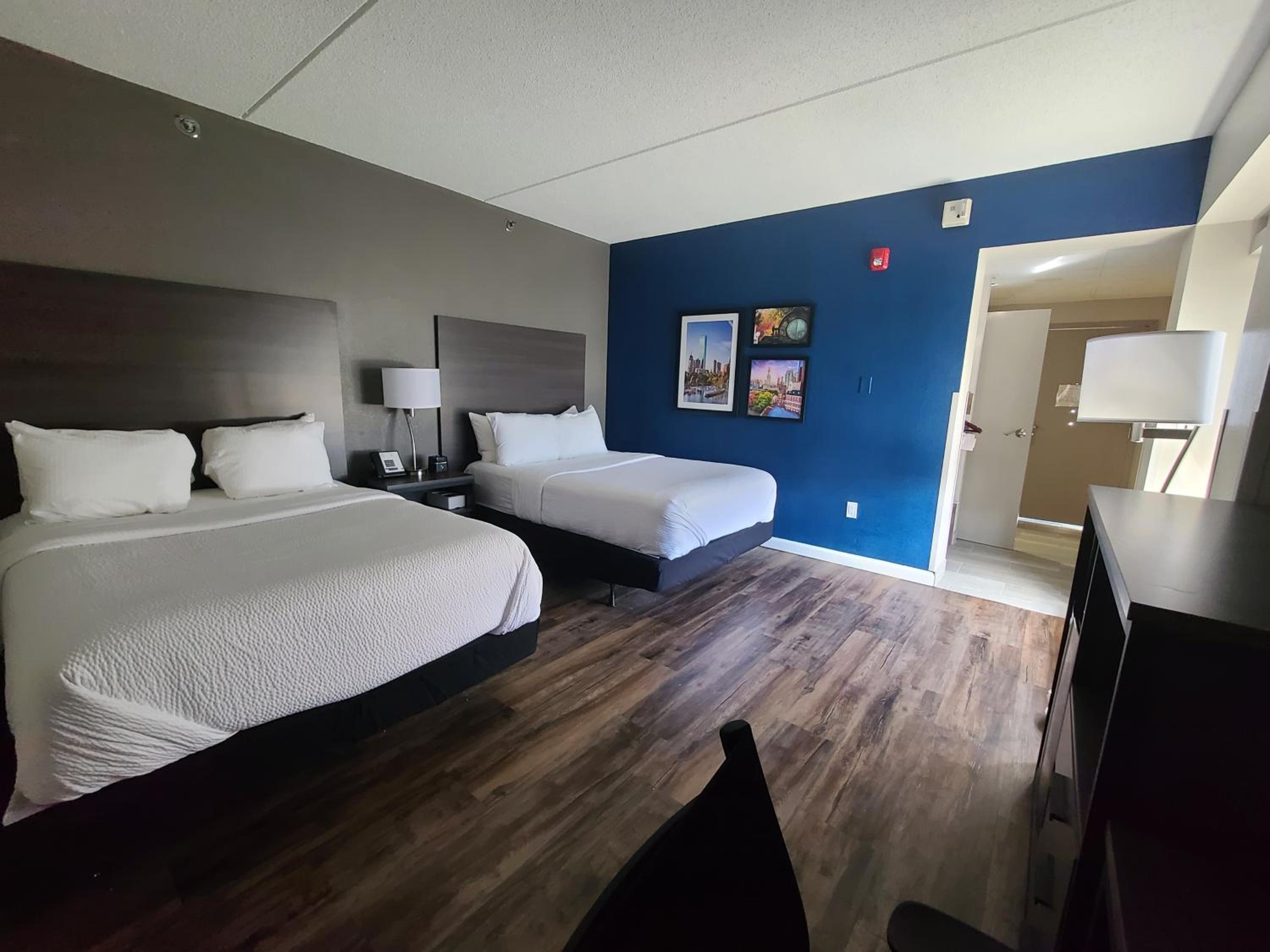 Queen Room with Two Queen Beds and Roll-In Shower - Accessible/Non Smoking - Photo 2