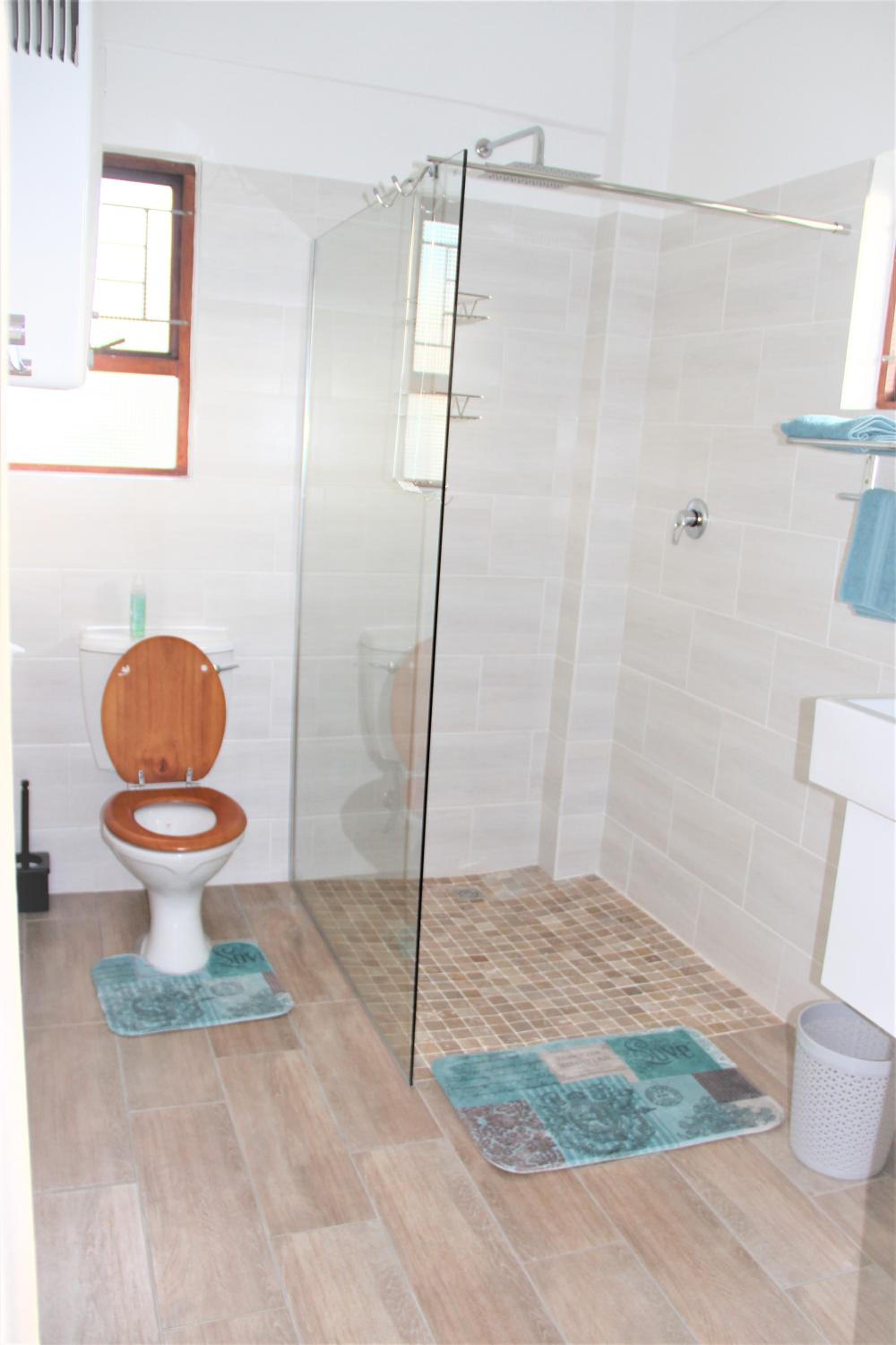 Double Room with Private Bathroom - Photo 2