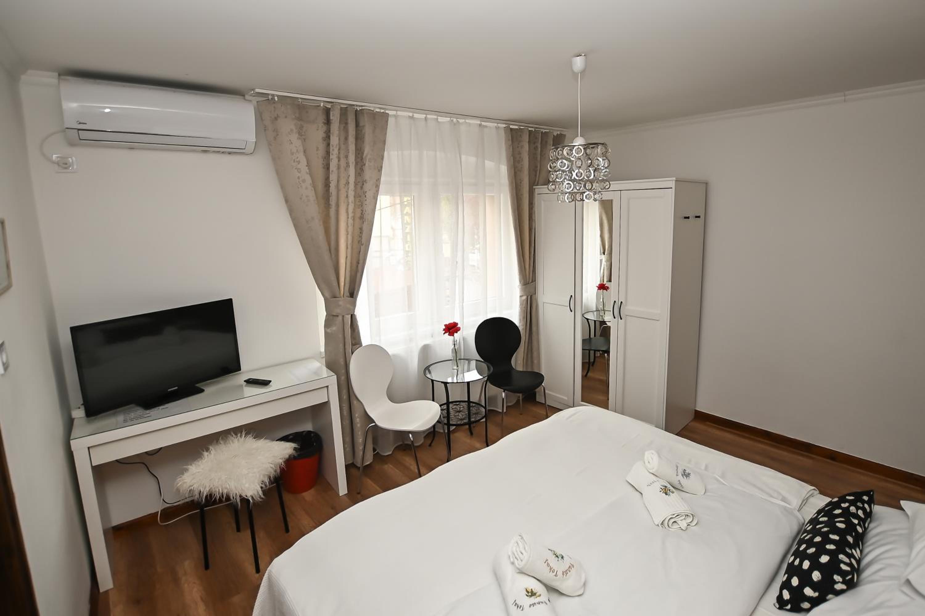 Double Room - Photo 13