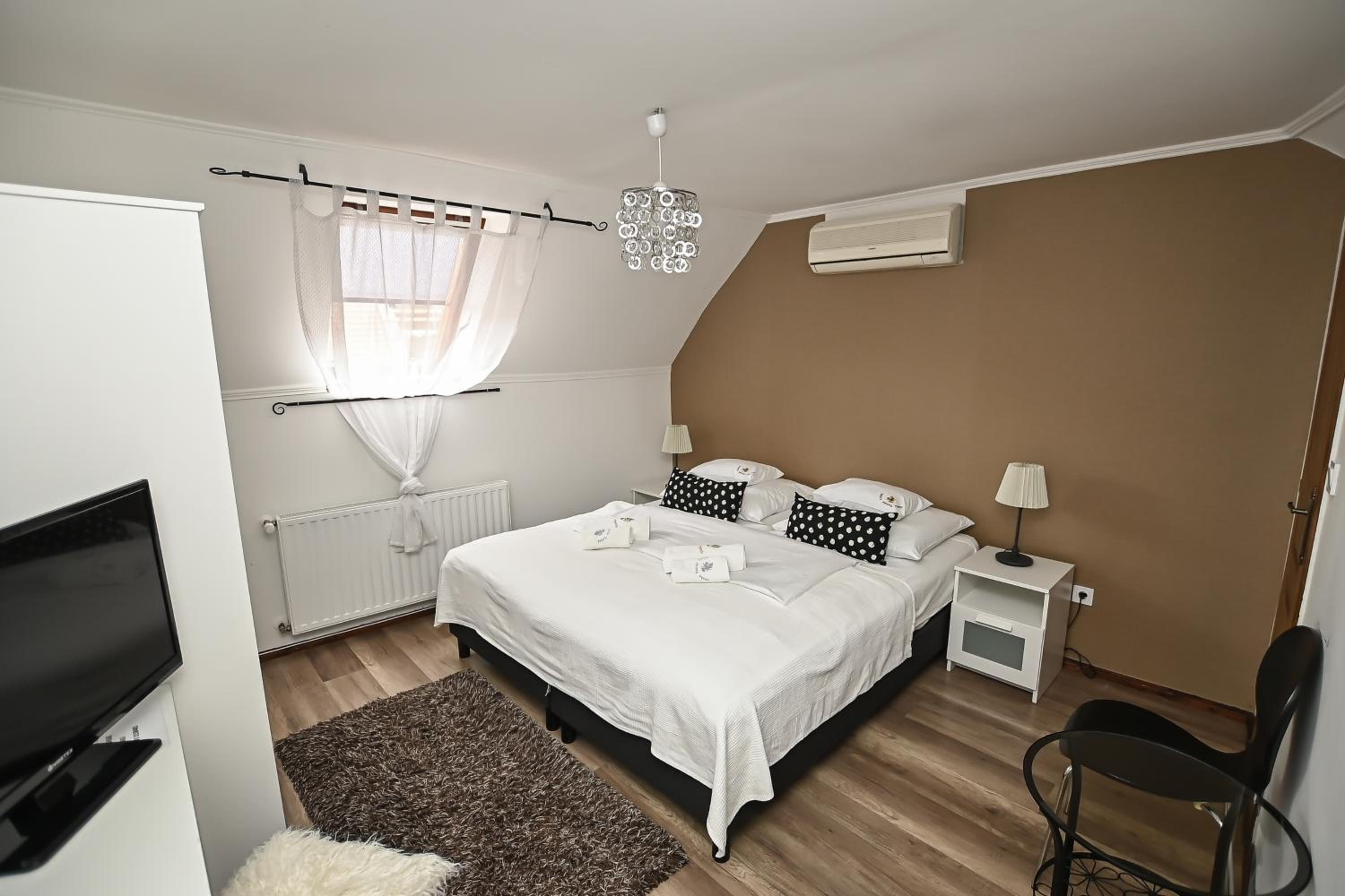 Double Room - Photo 2