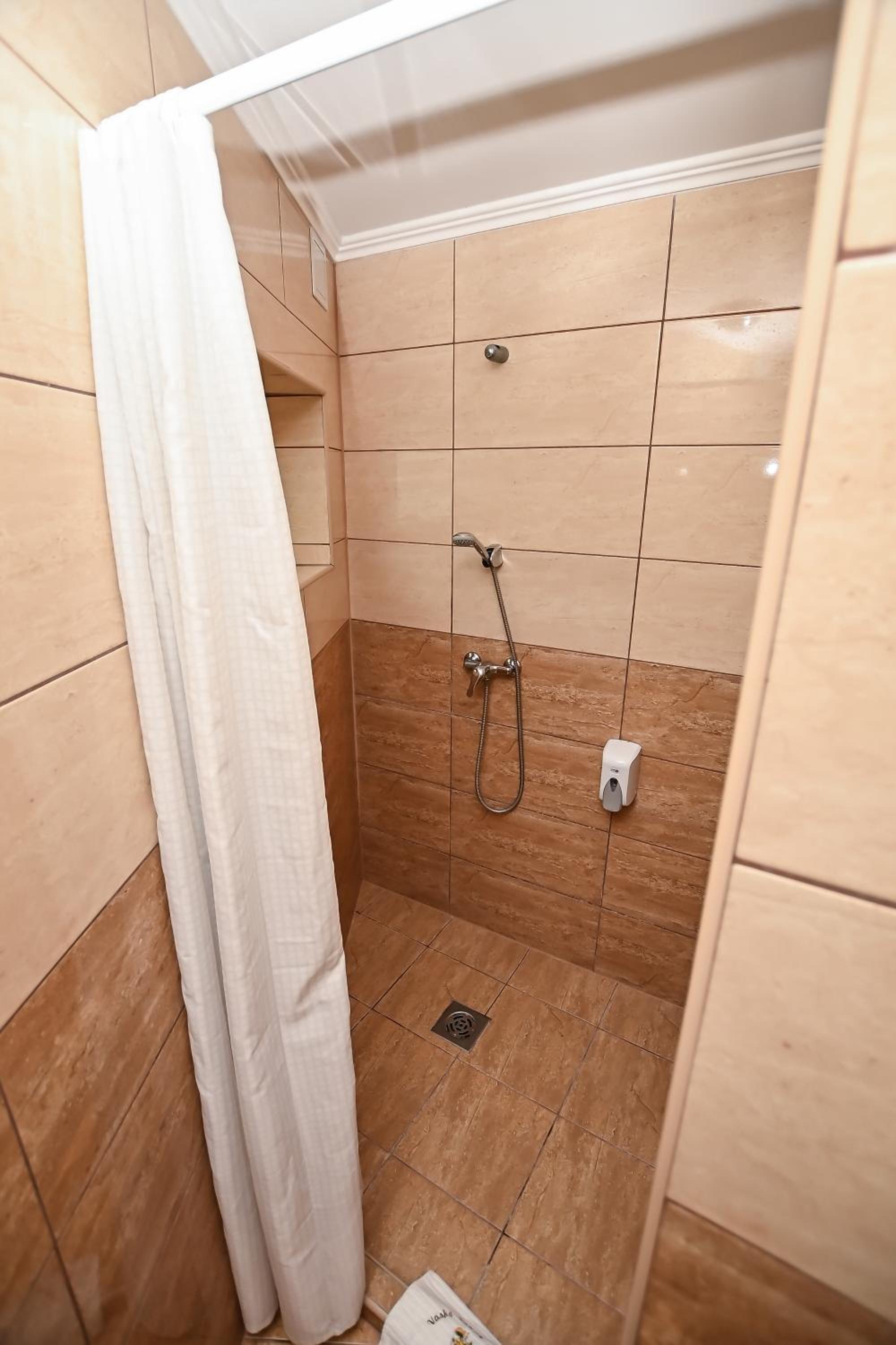 Double Room - Photo 18