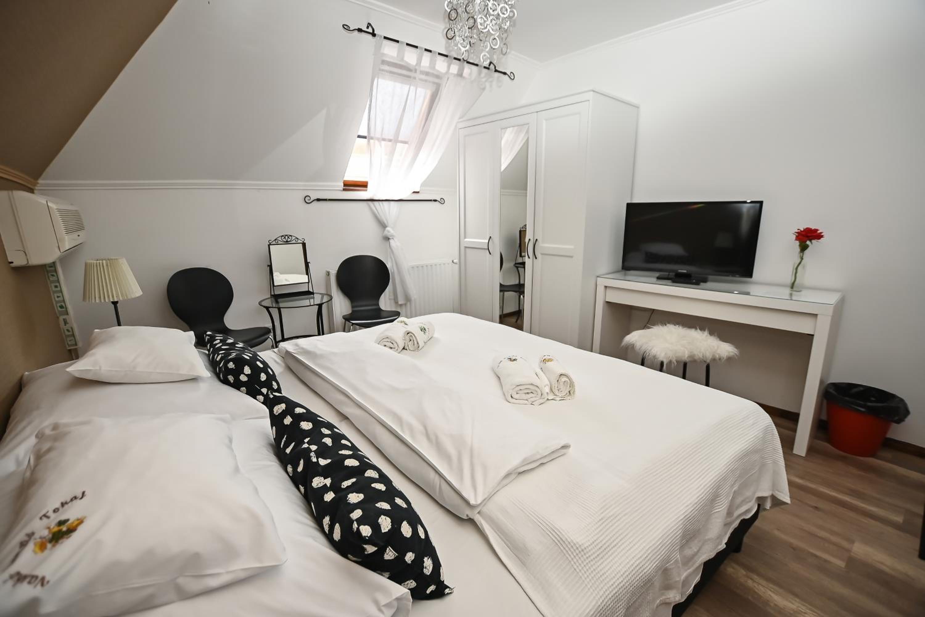 Double Room - Photo 21