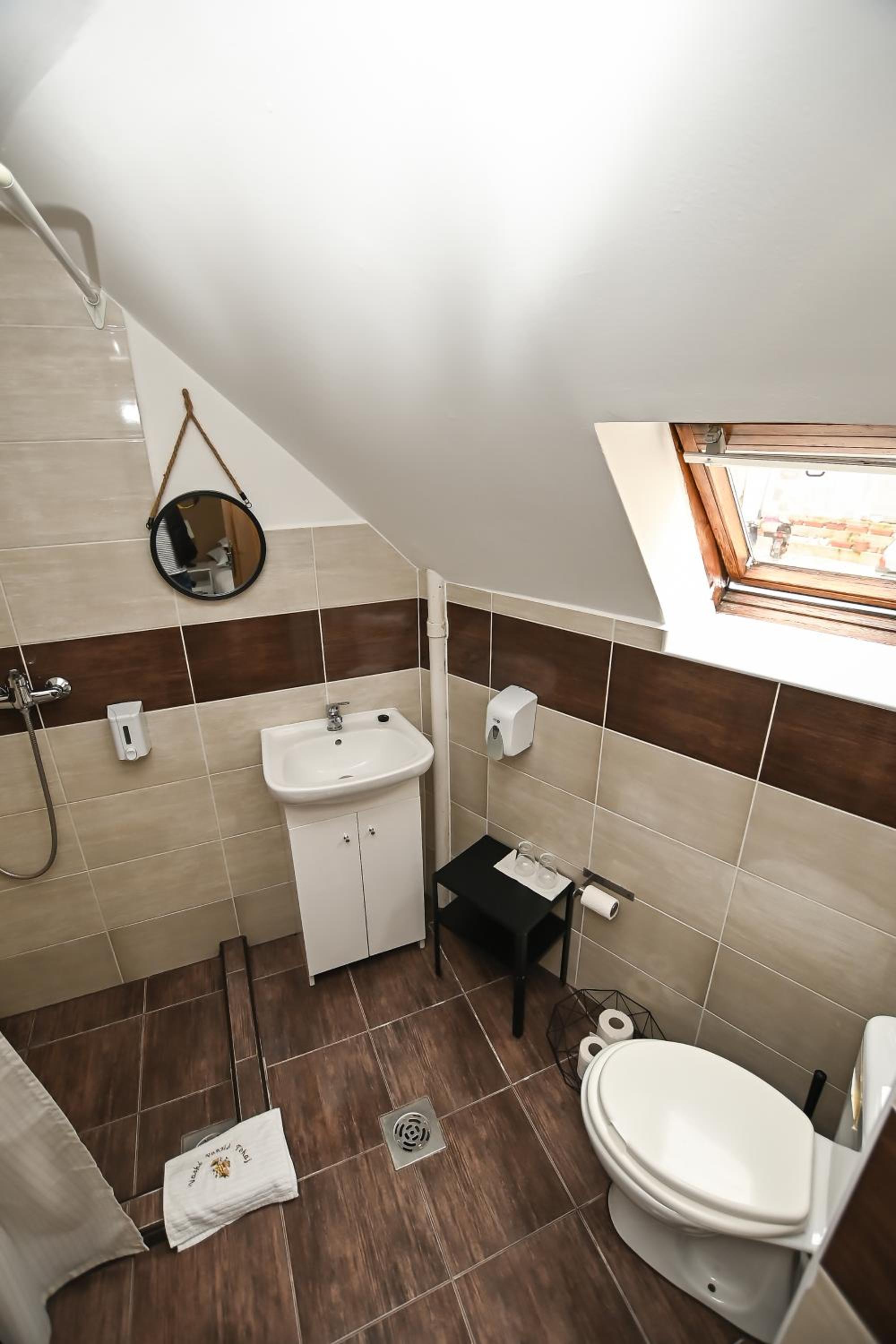Double Room - Photo 10