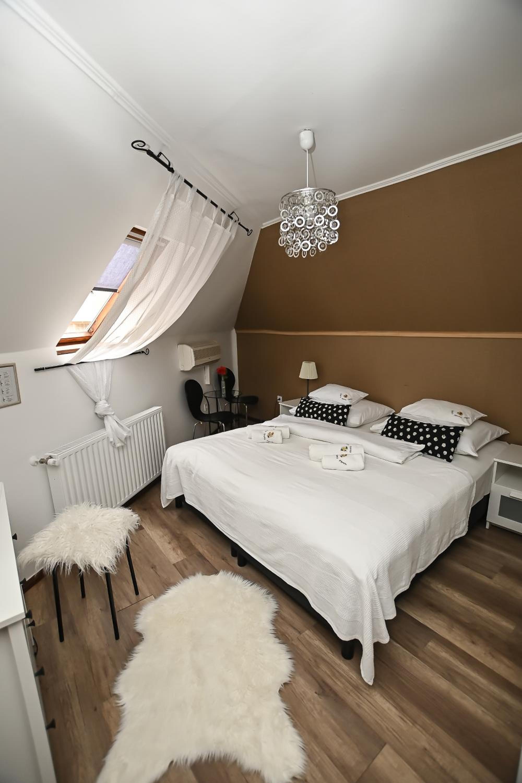 Double Room - Photo 9