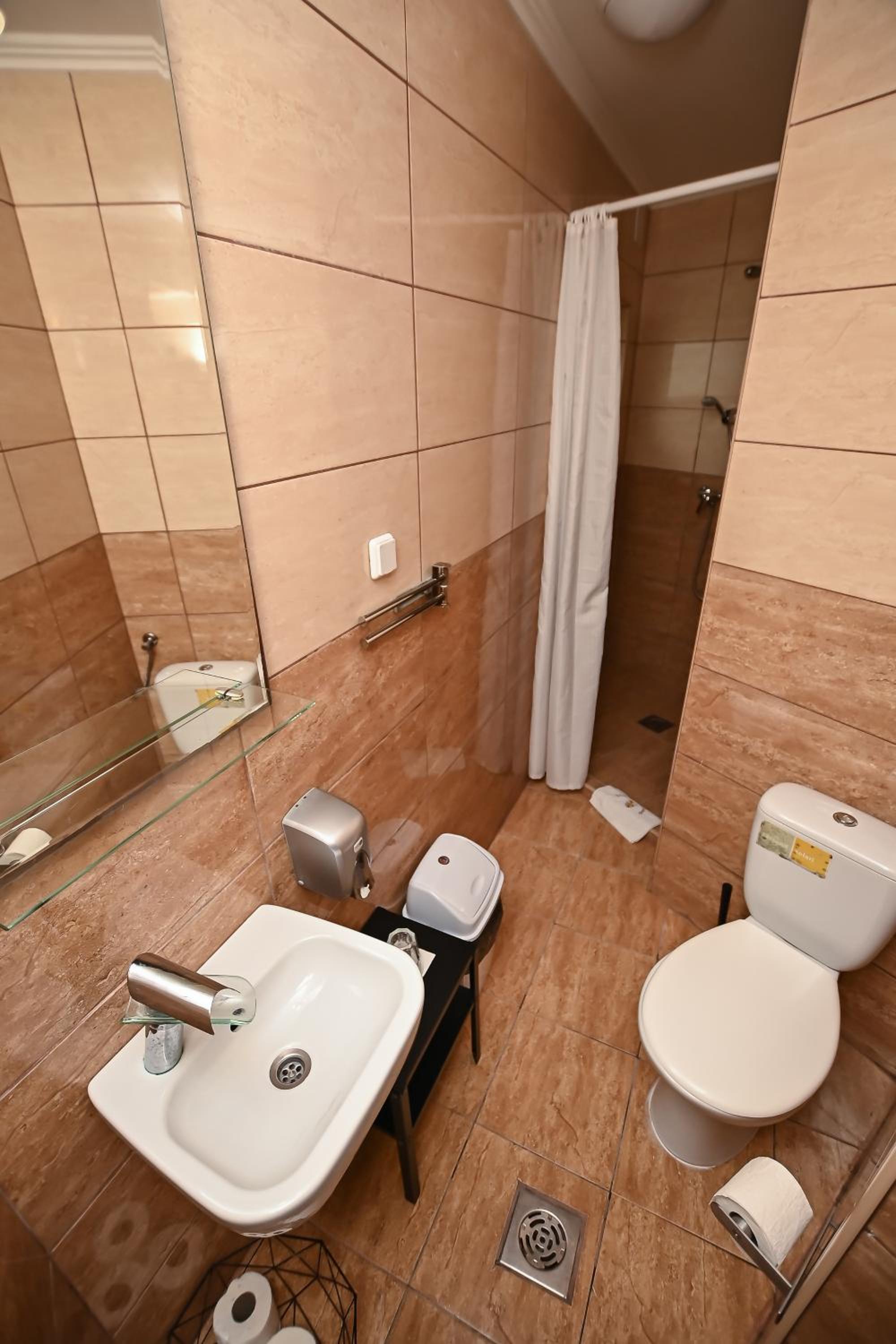 Double Room - Photo 16