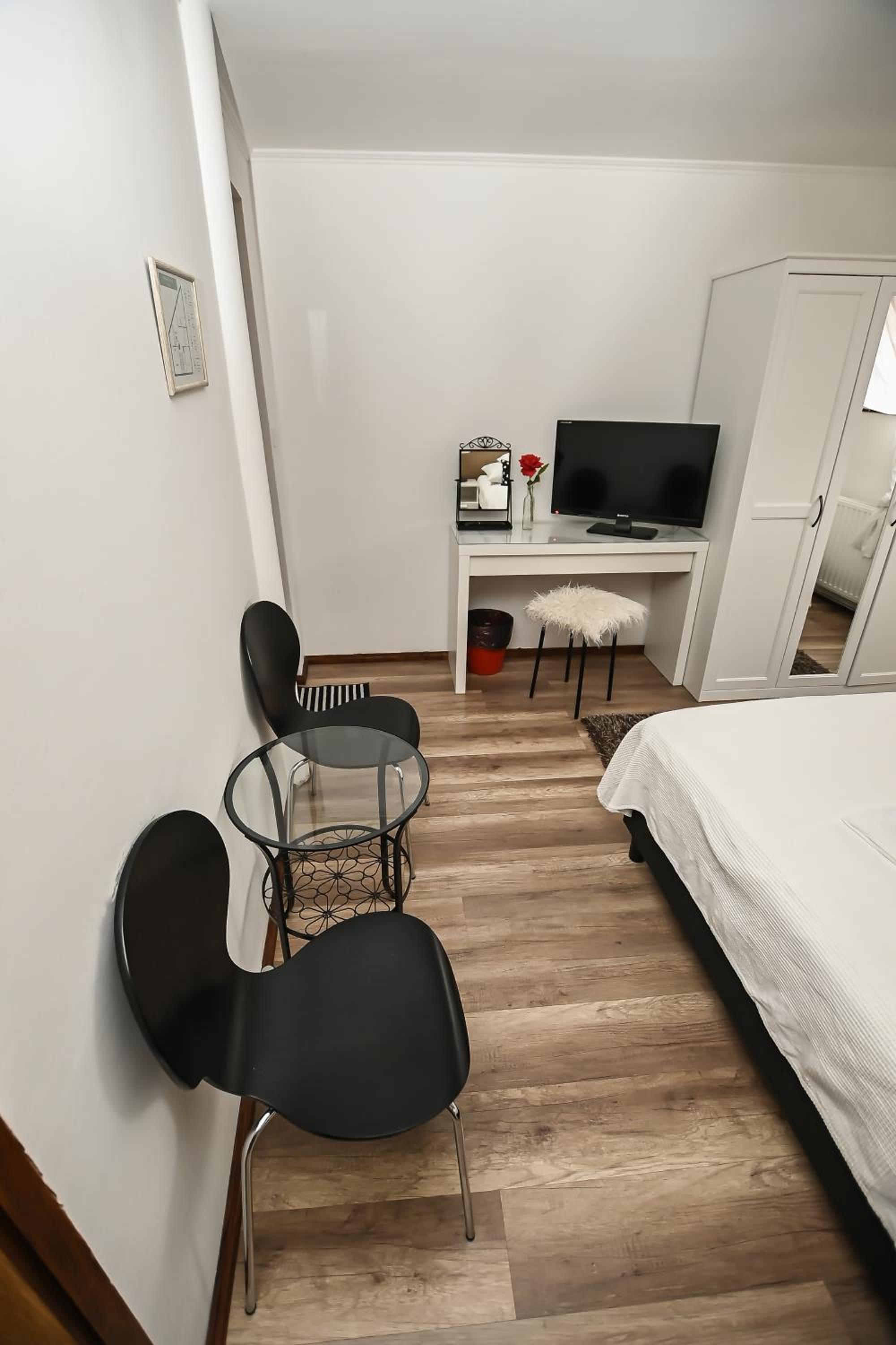Double Room - Photo 7