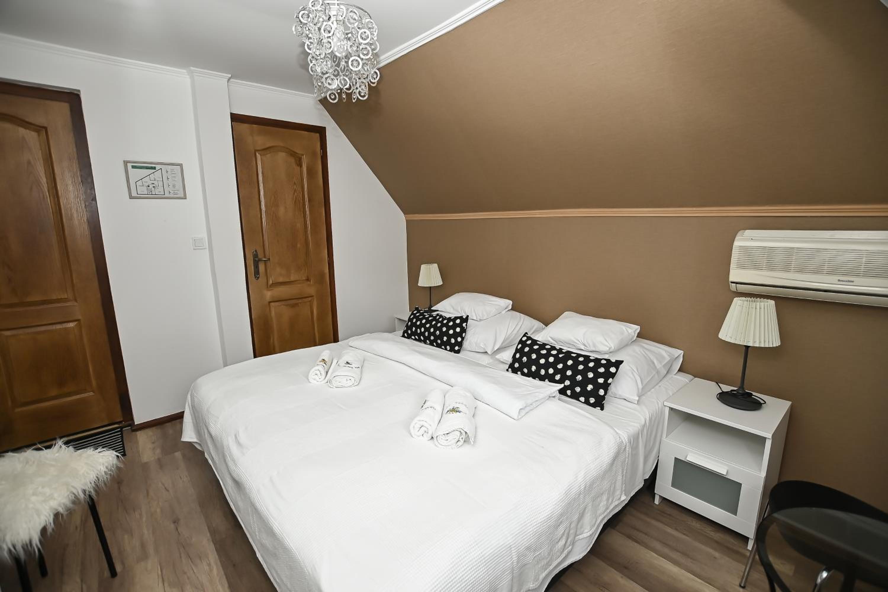 Double Room - Photo 14