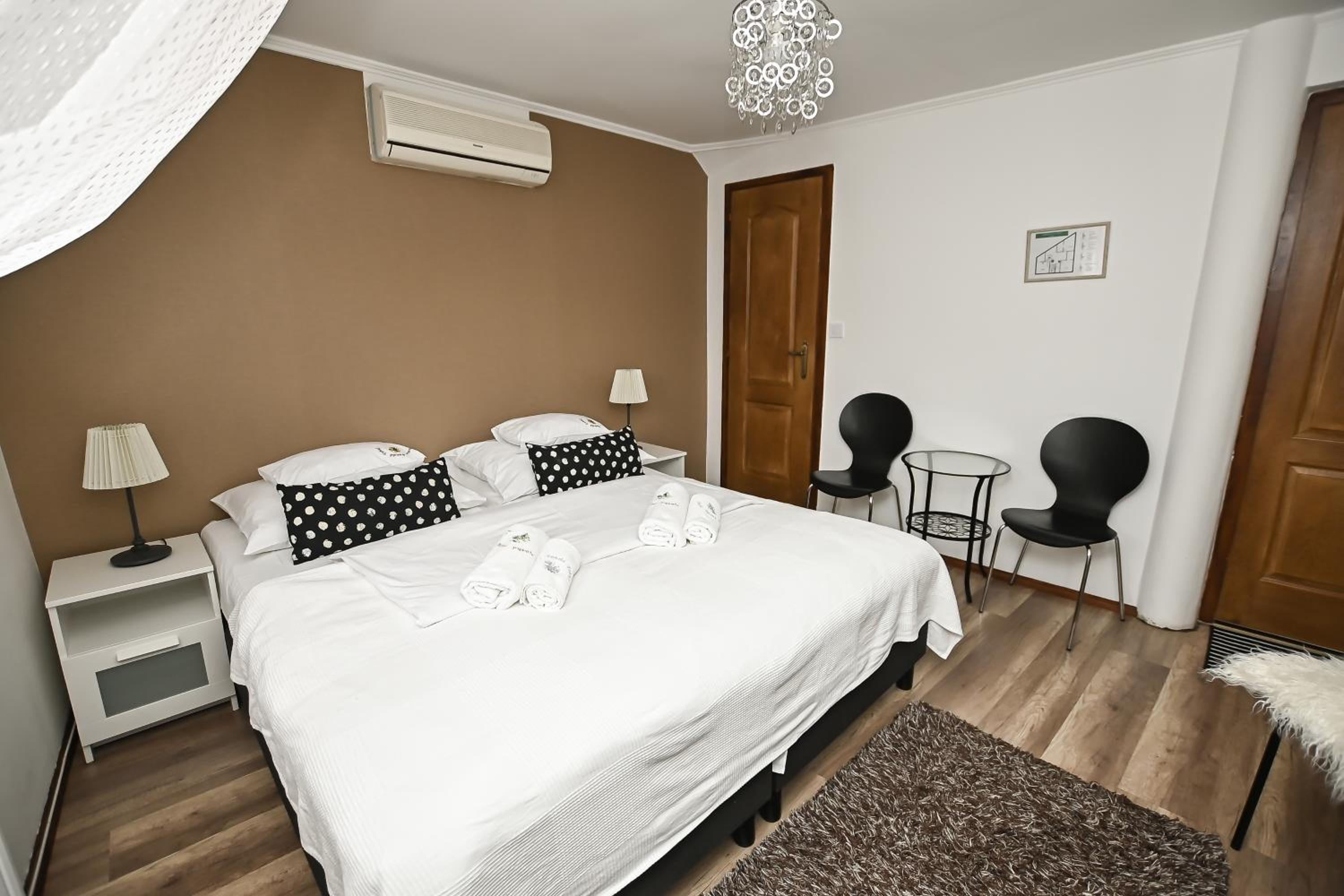 Double Room - Photo 6
