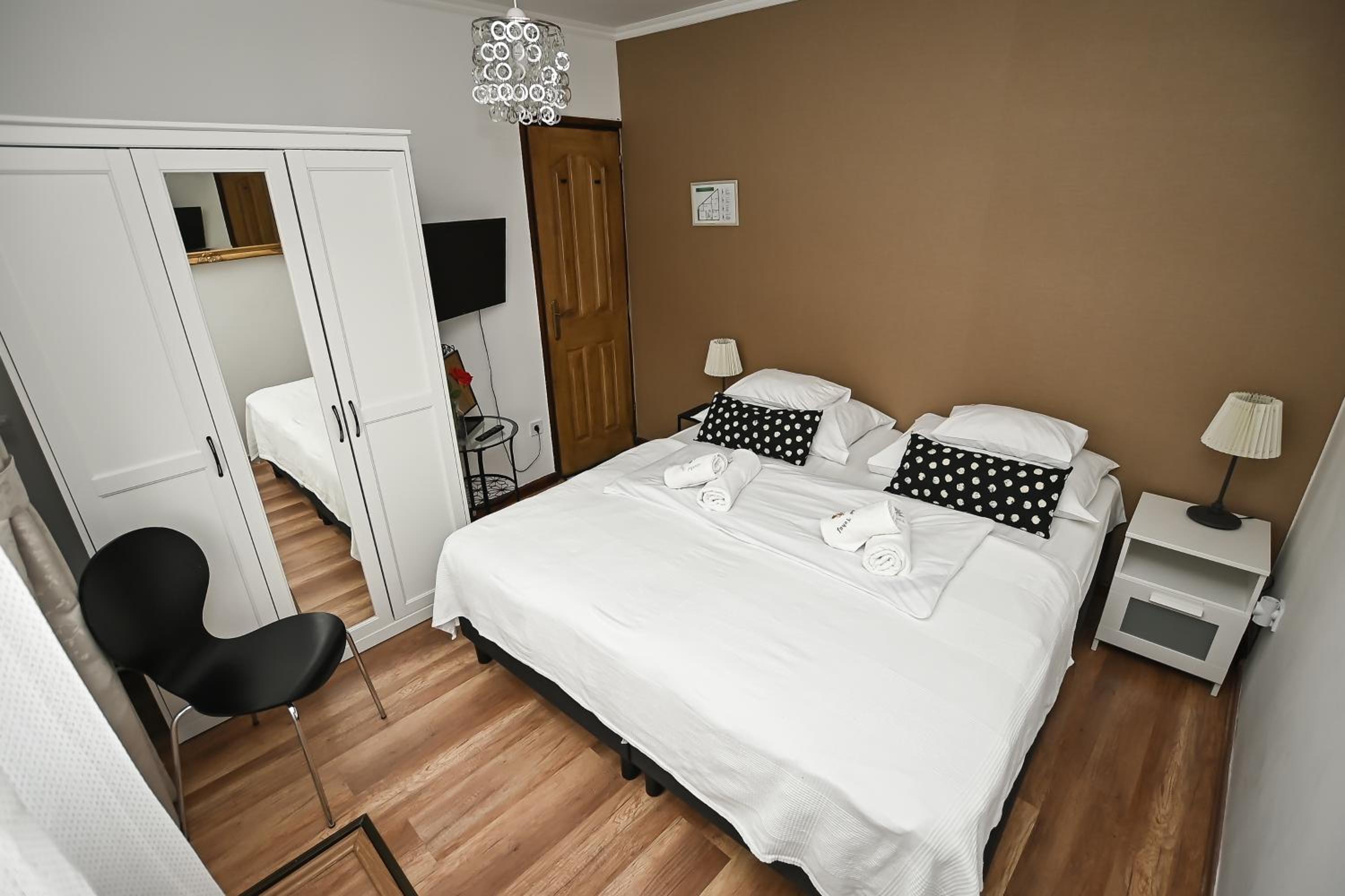 Budget Double Room with Private External Bathroom - Photo 2