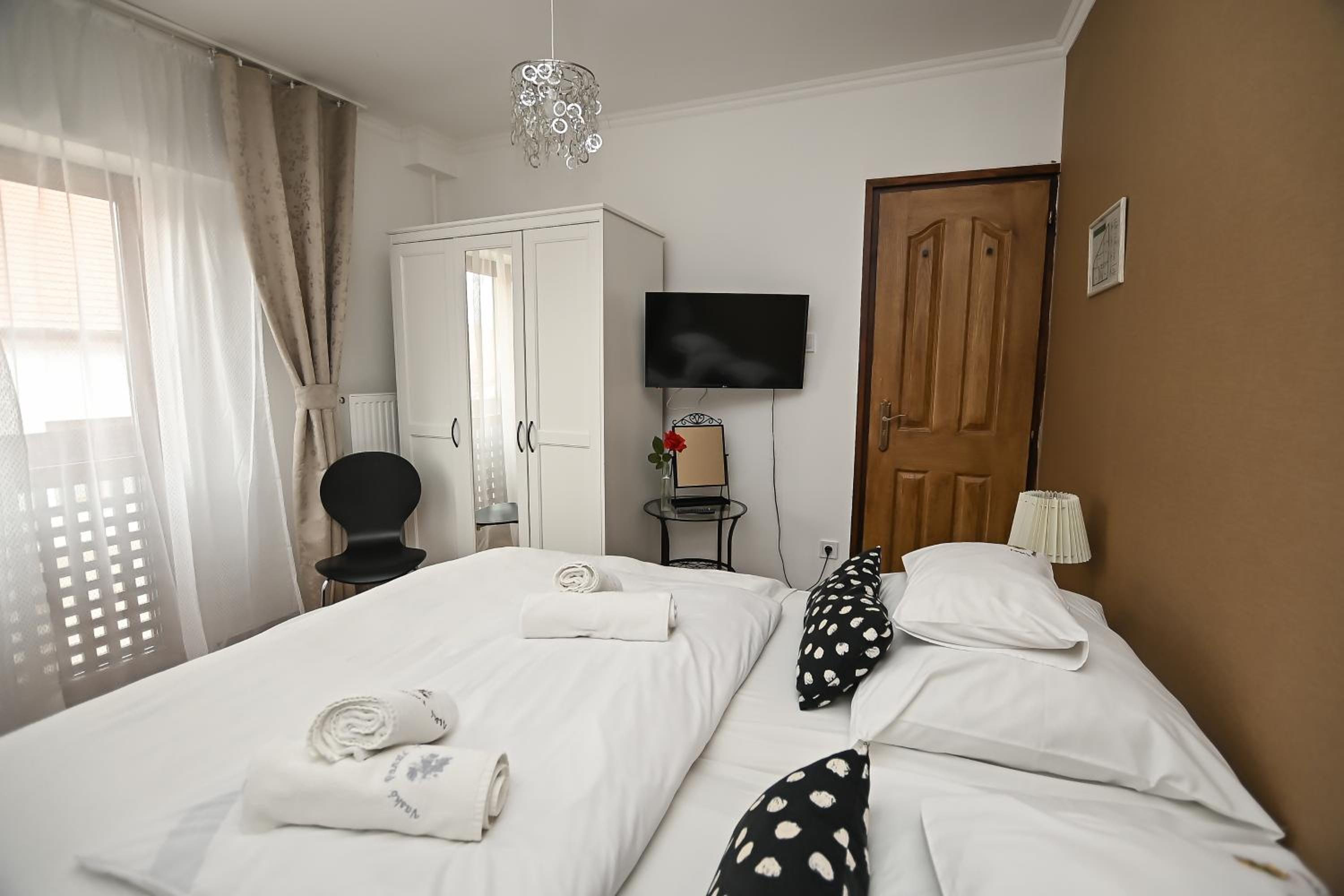 Budget Double Room with Private External Bathroom - Photo 6