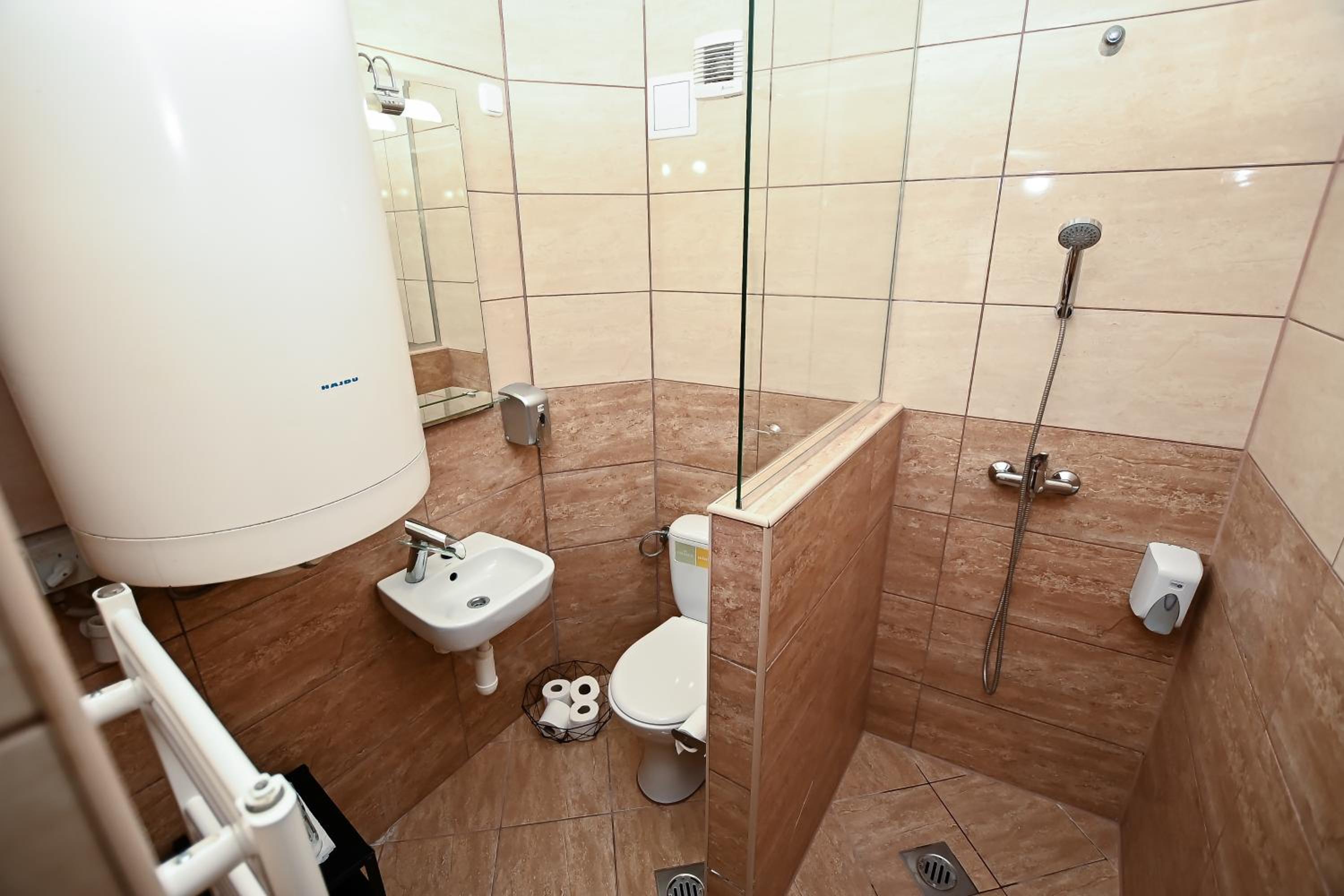 Budget Double Room with Private External Bathroom - Photo 5