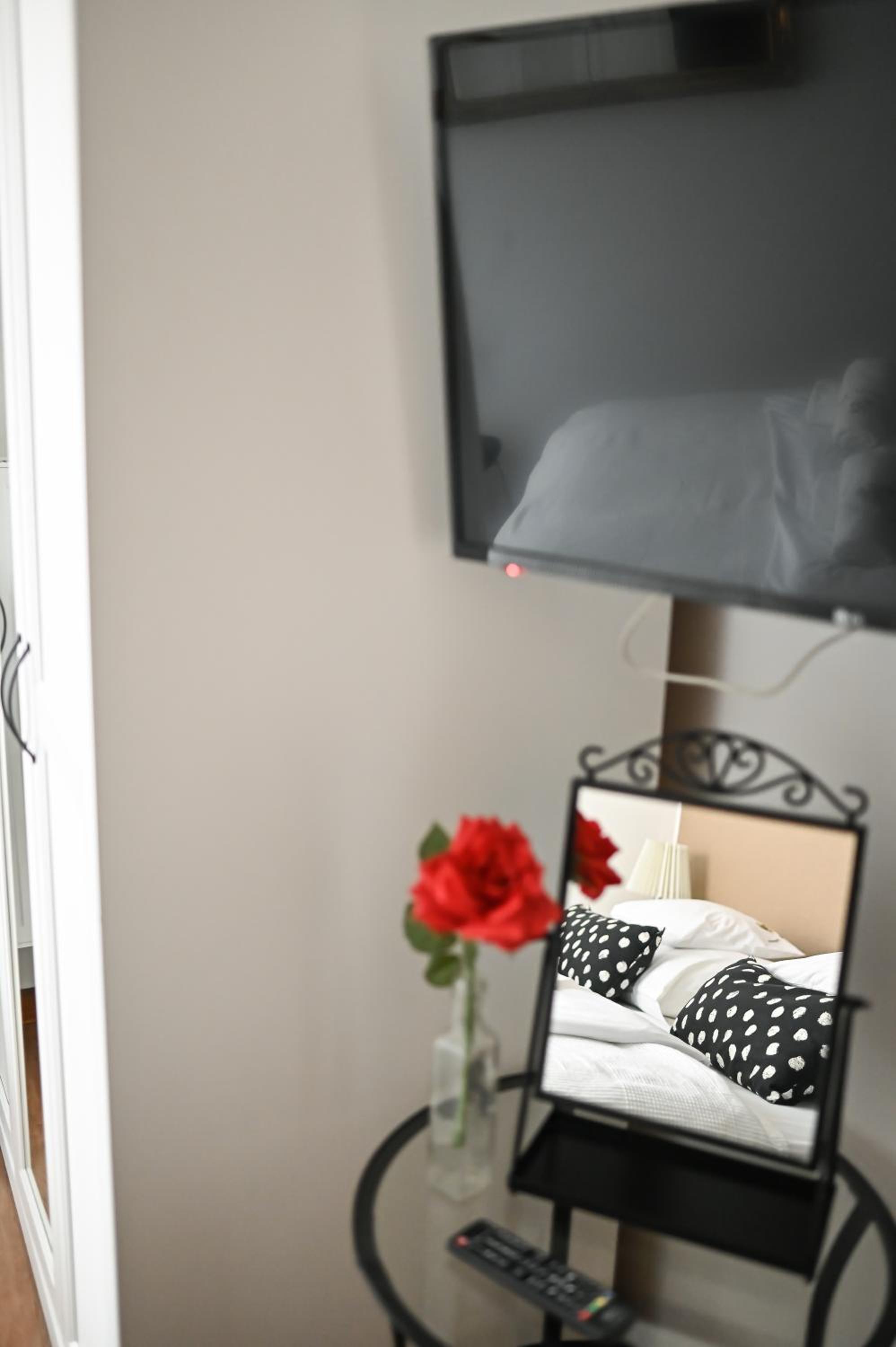 Budget Double Room with Private External Bathroom - Photo 3
