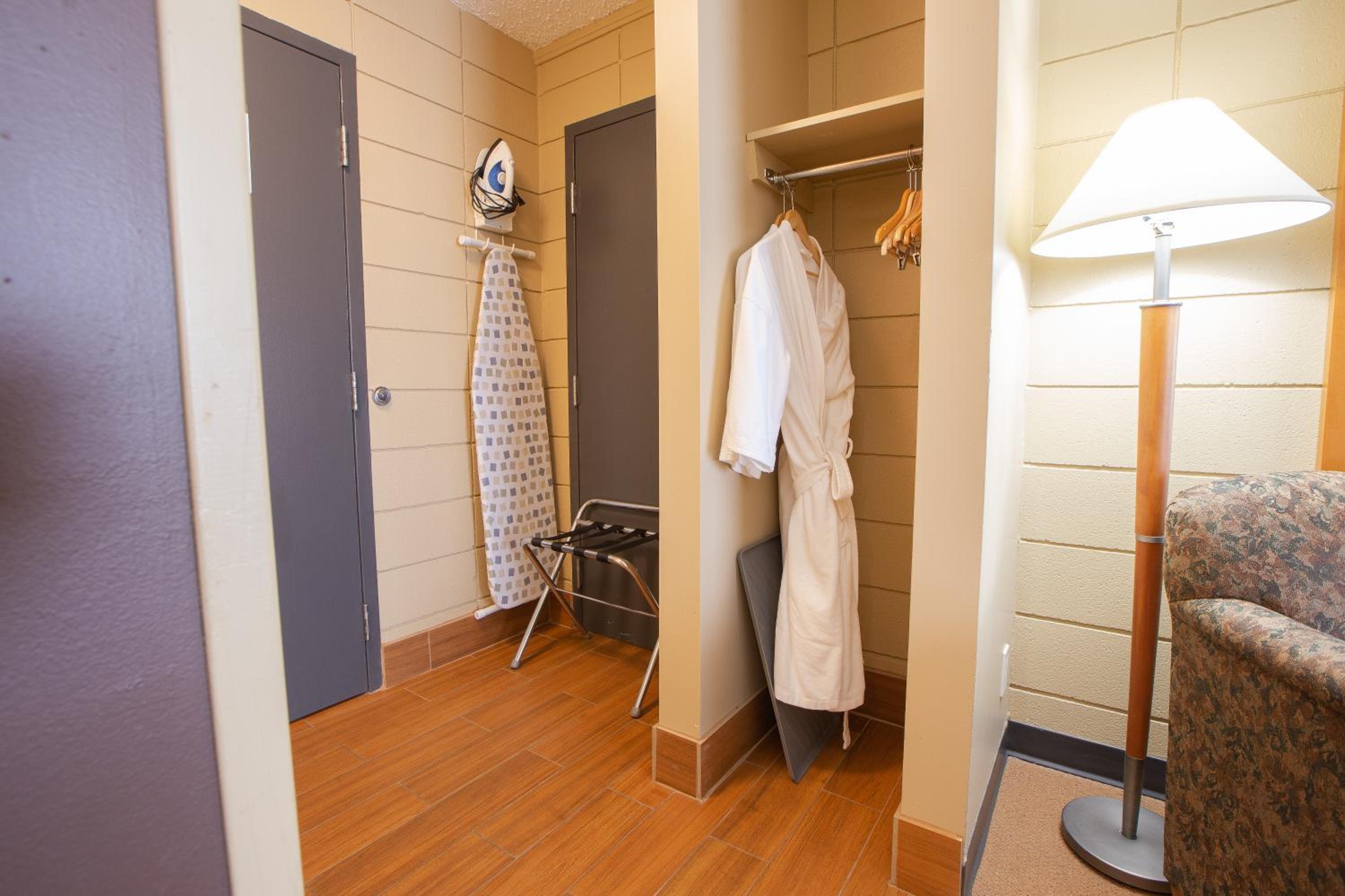 Deluxe King Room - Photo 4