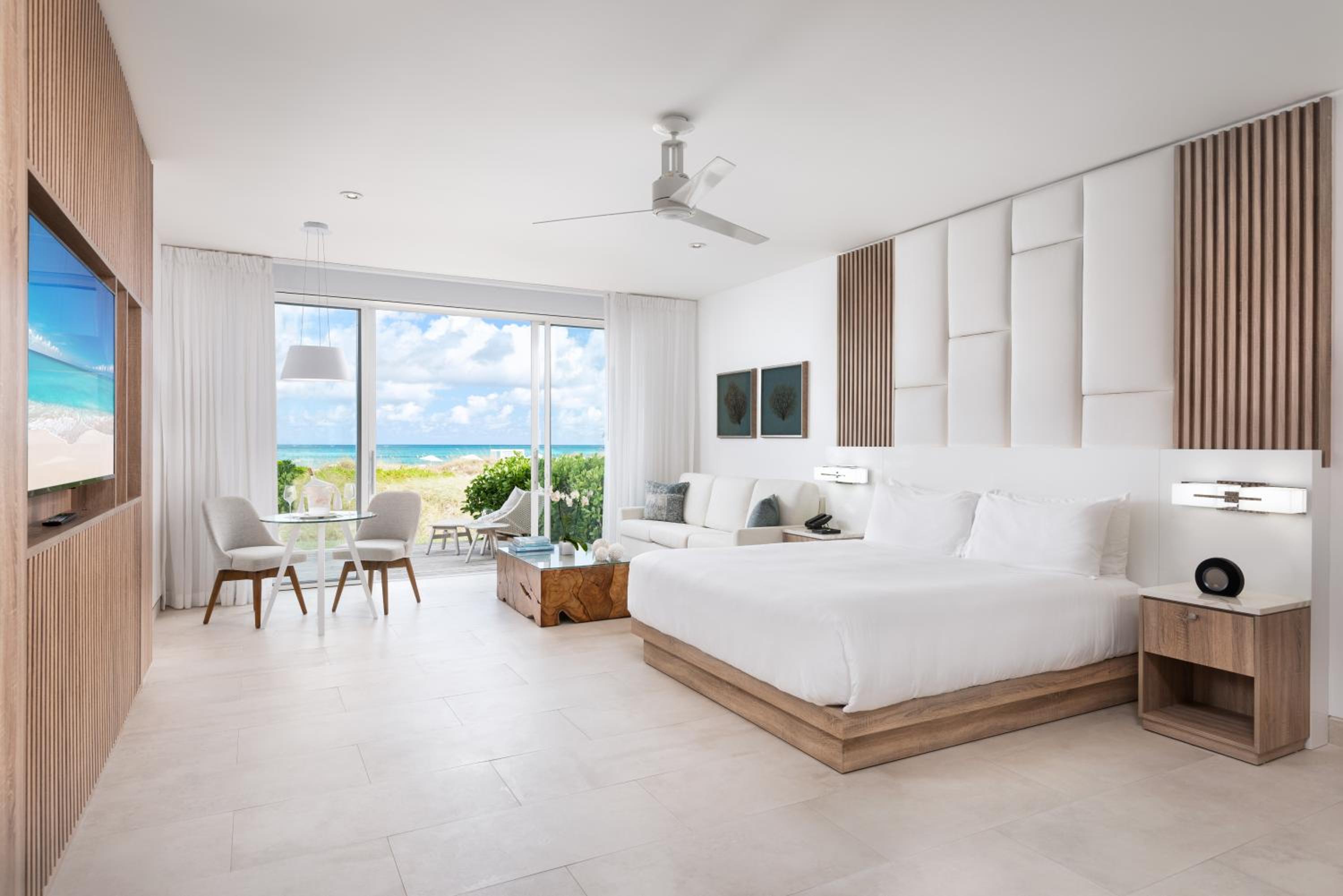 Grand Deluxe Oceanfront Studio - Photo 4