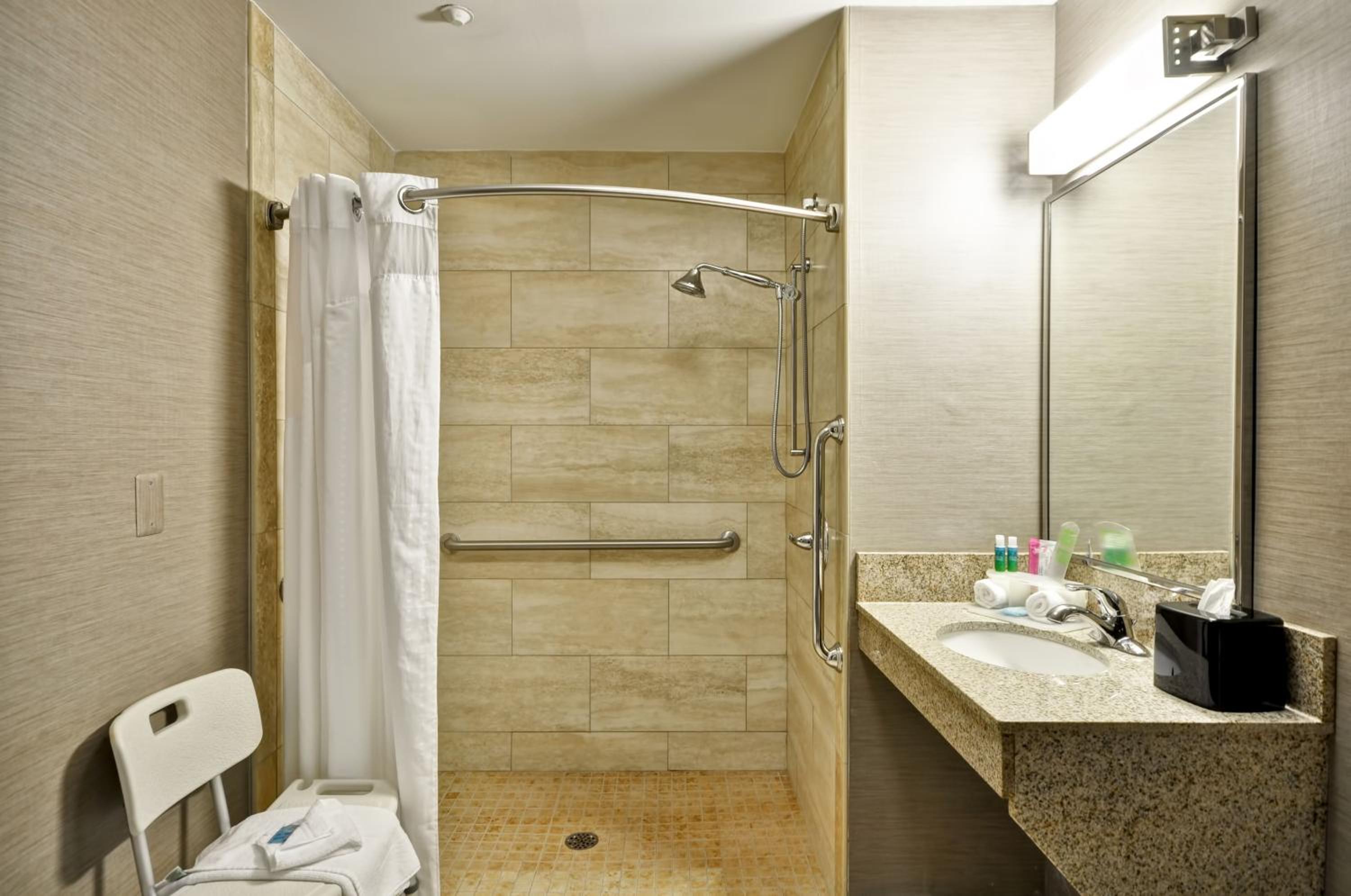 King Room - Mobility Access/Roll in Shower - Non-Smoking - Photo 6