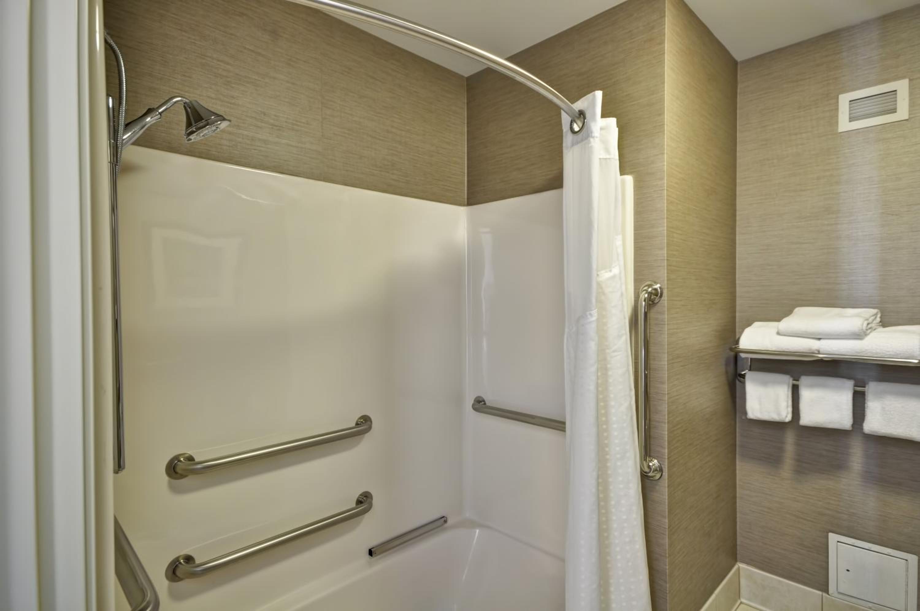 Standard King Room with Mobility Accessible Tub - Photo 2