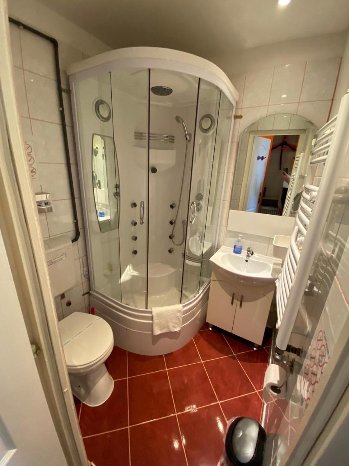 Double Room - Photo 16