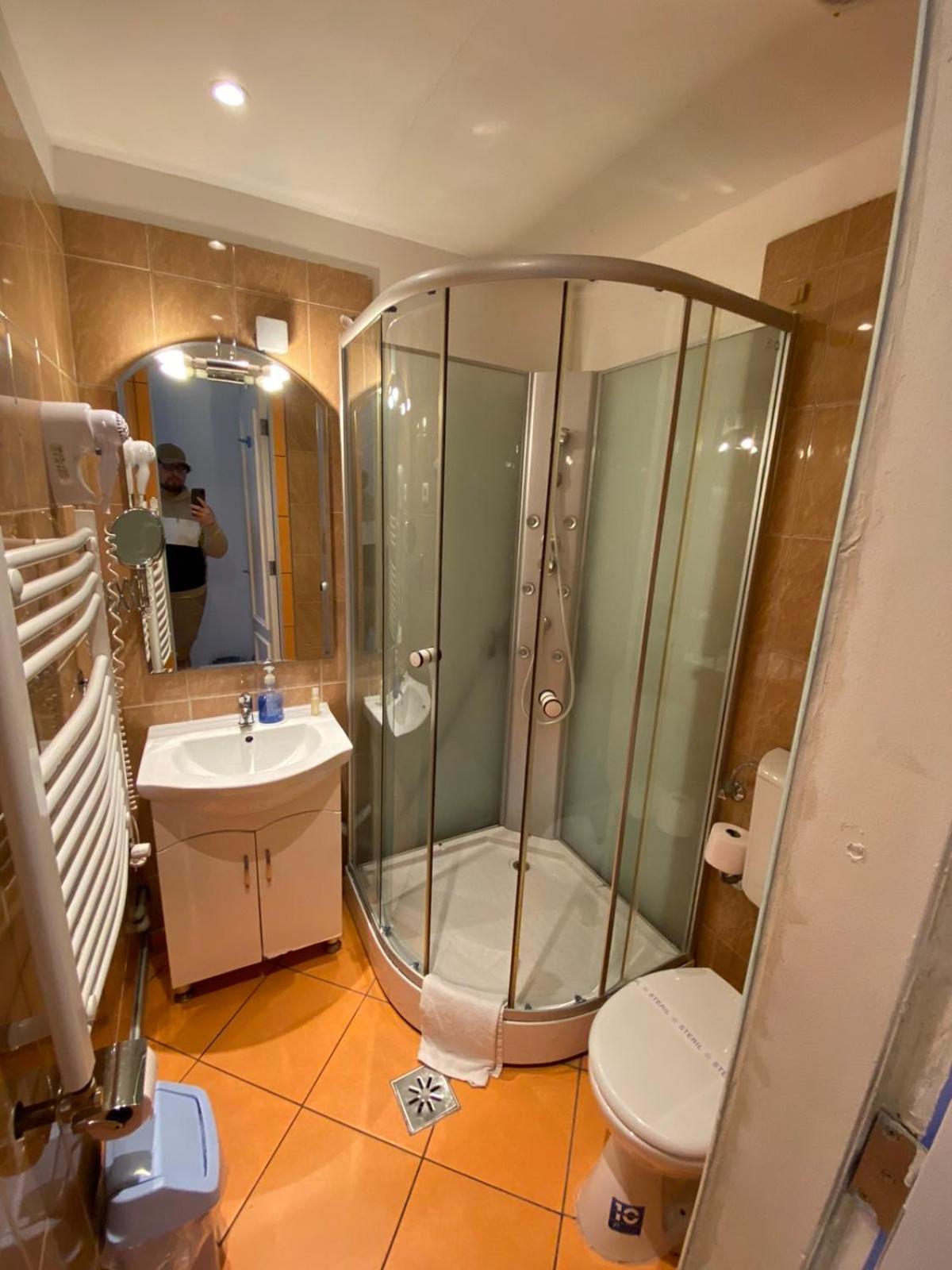 Twin Room - Photo 11