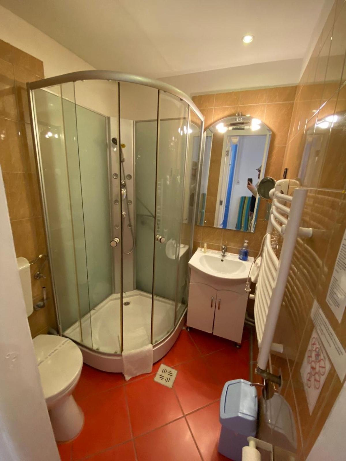 Twin Room - Photo 10