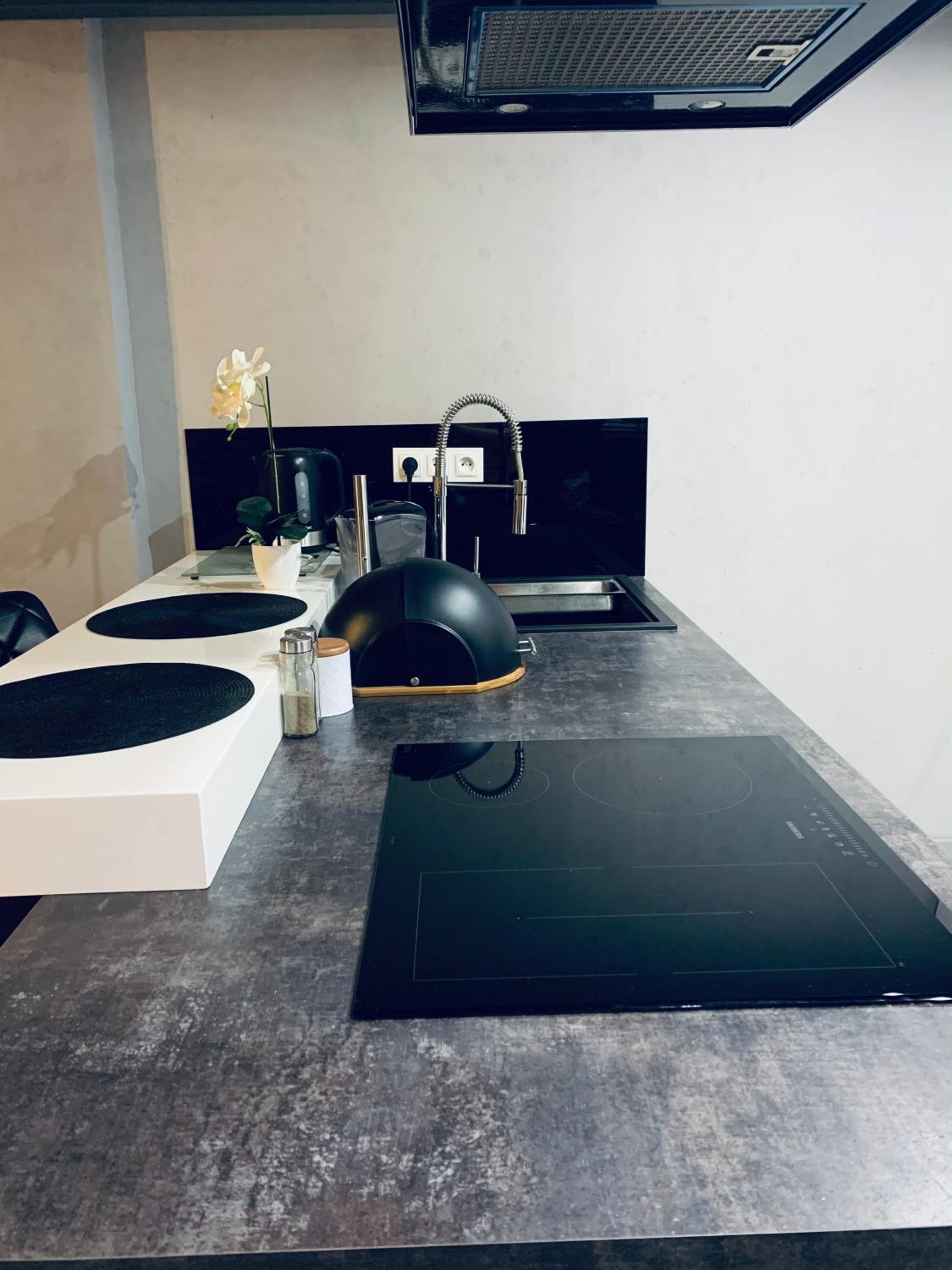 One-Bedroom Apartment - Photo 2