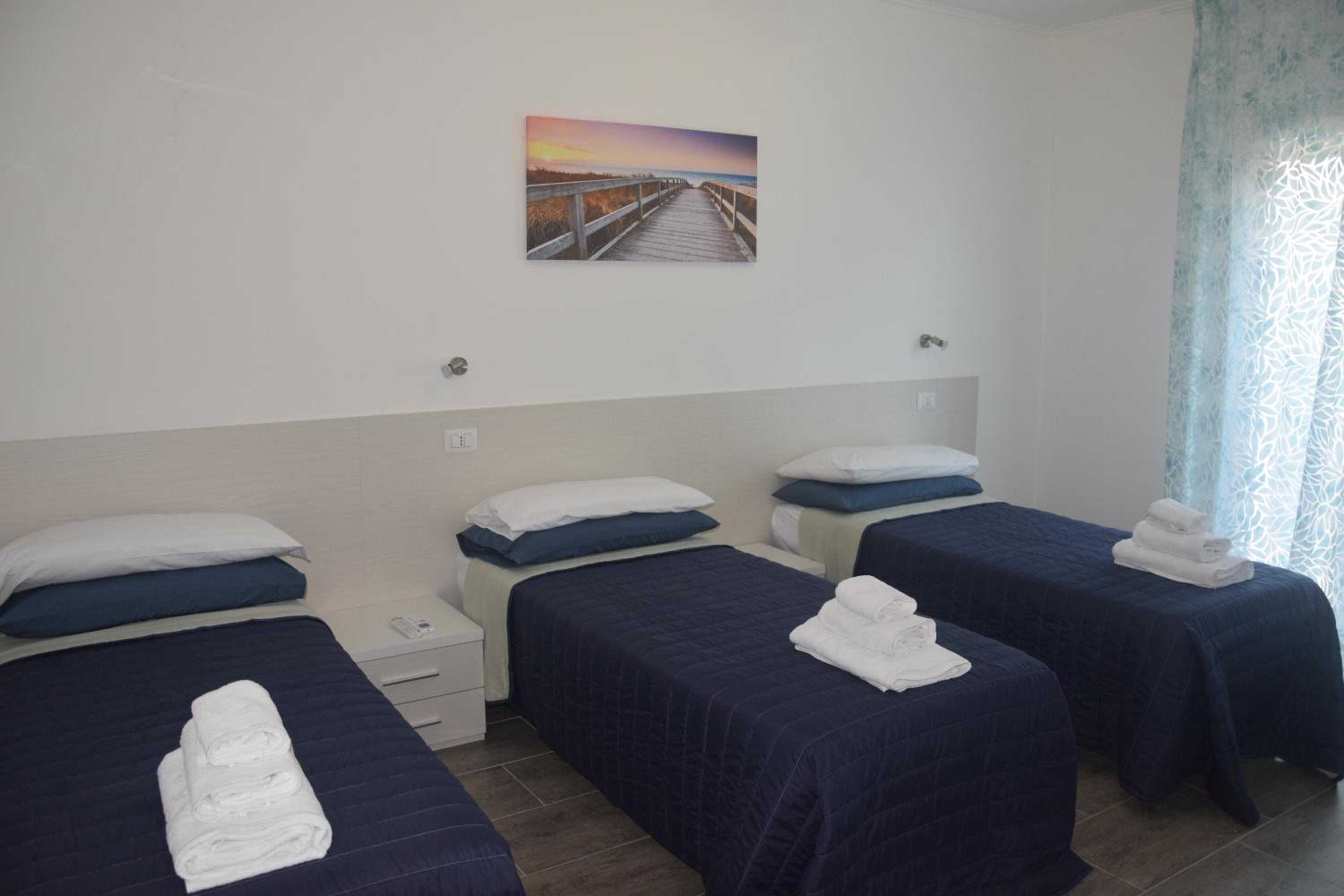 Comfort Triple Room with Shower - Photo 7