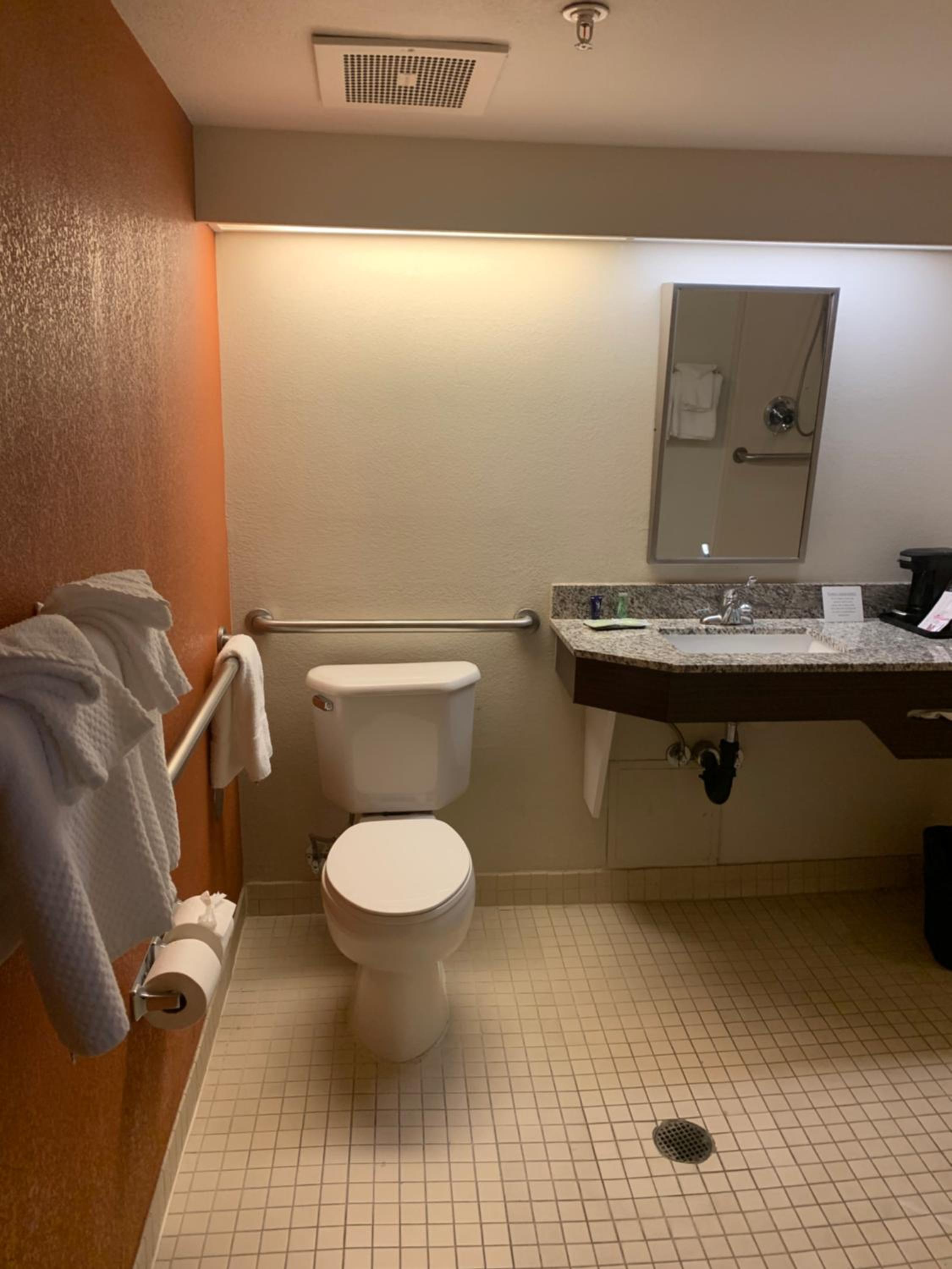 Double Room with Two Double Beds and Roll In Shower - Mobility Accessible/Non-Smoking - Photo 8