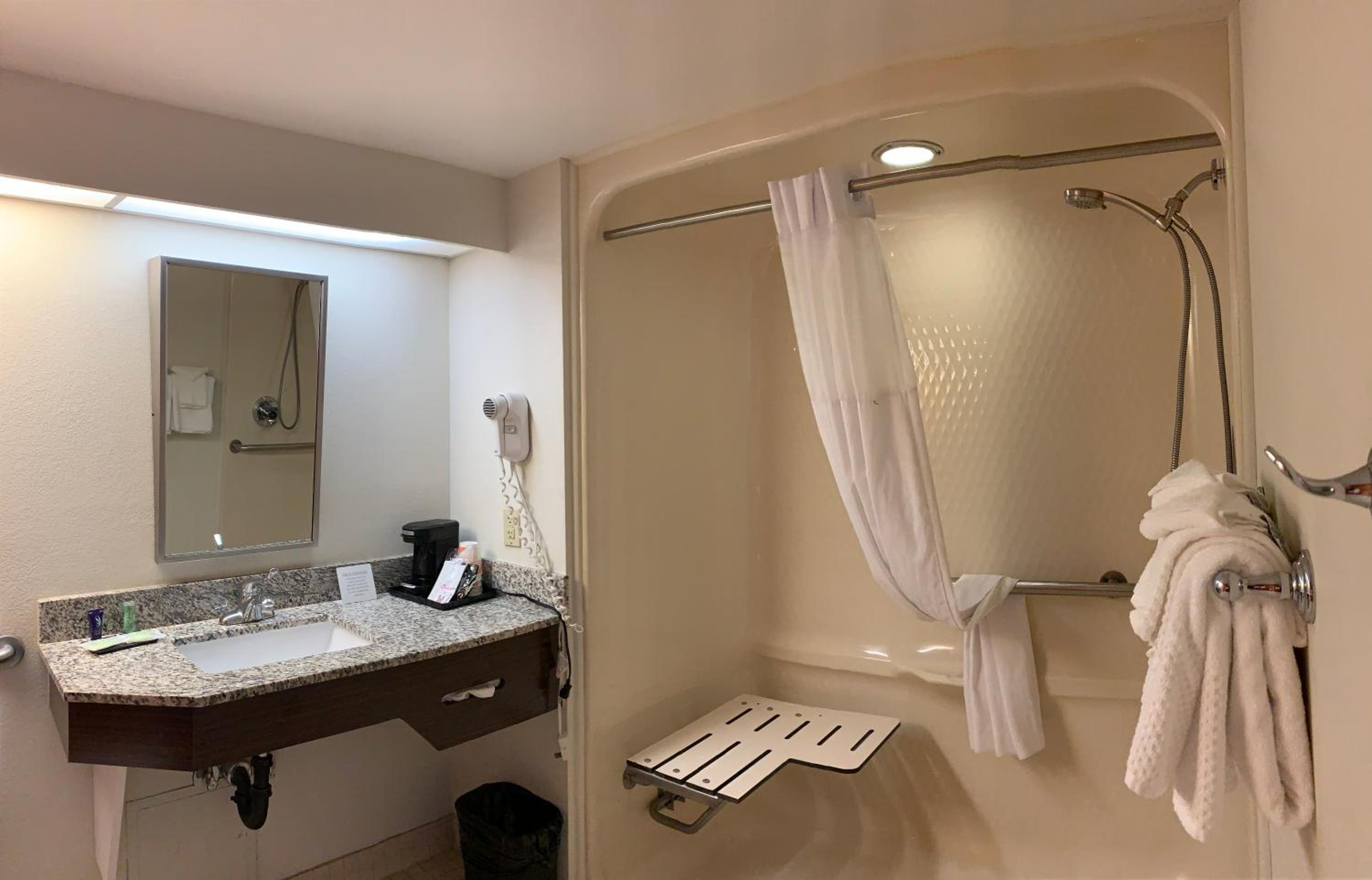 Double Room with Two Double Beds and Roll In Shower - Mobility Accessible/Non-Smoking - Photo 7