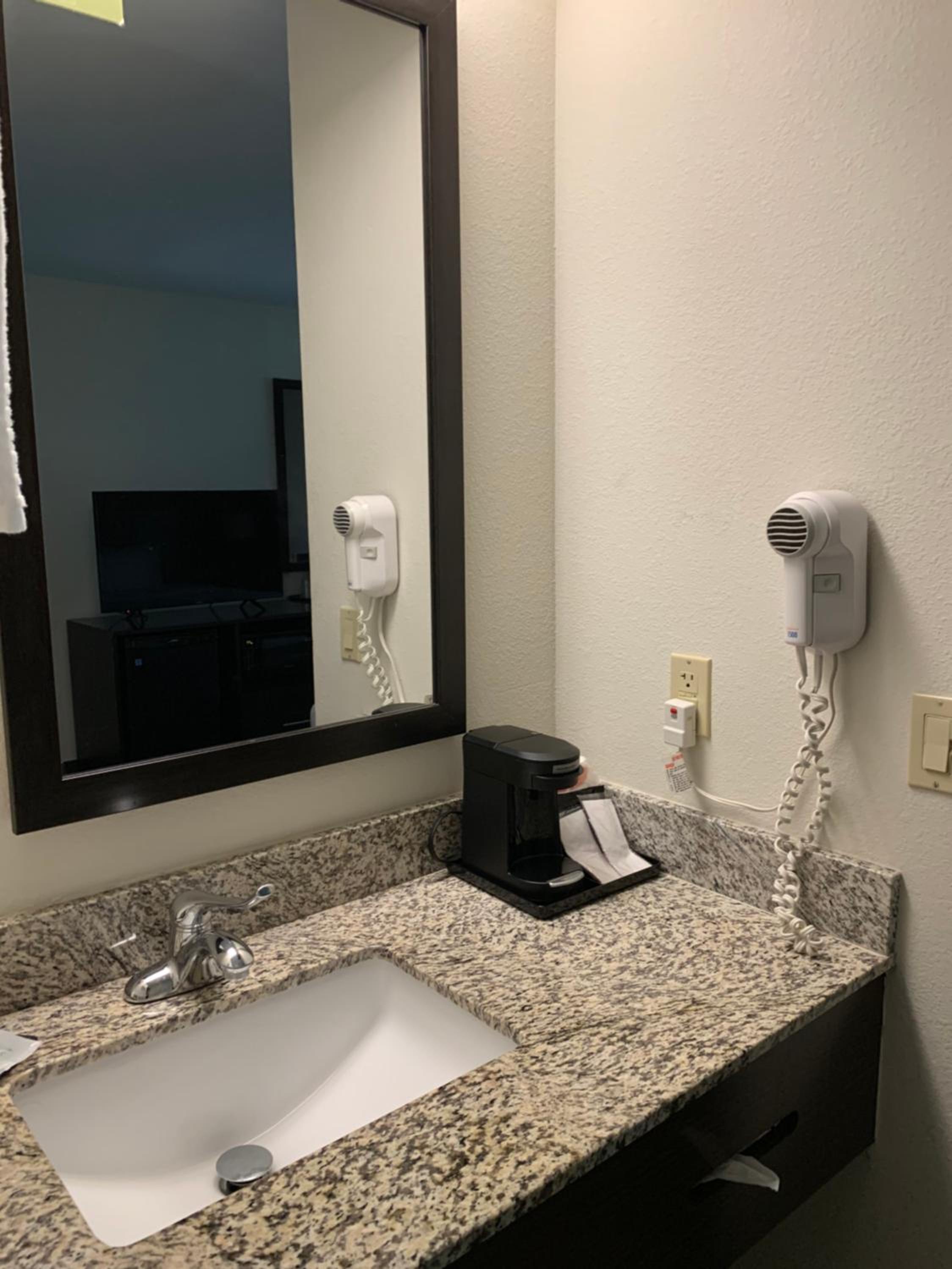 Standard King Room - Non-Smoking  - Photo 5