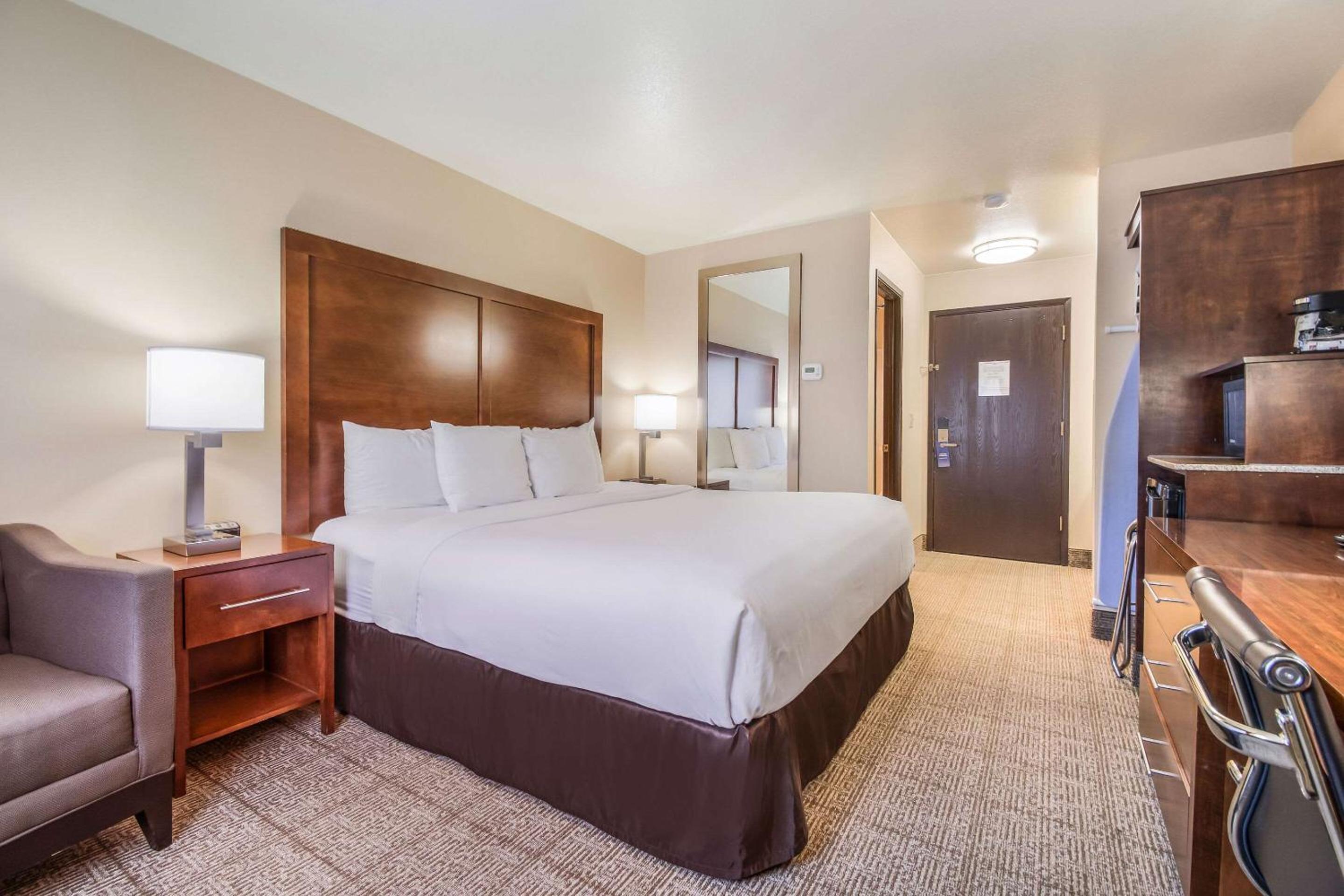Standard King Room - Non-Smoking  - Photo 1