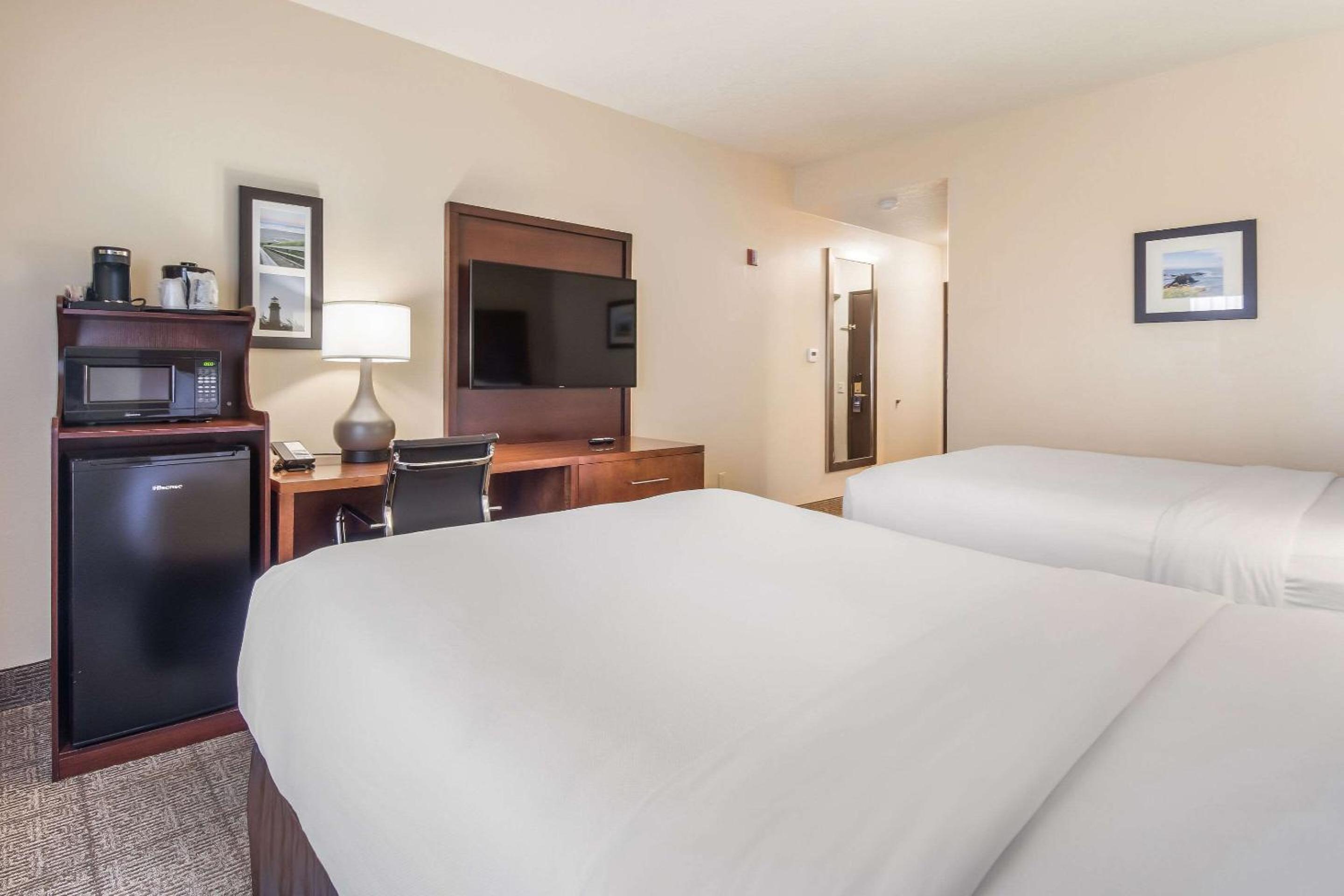 Queen Room with Two Queen Beds - Accessible/Non-Smoking  - Photo 3