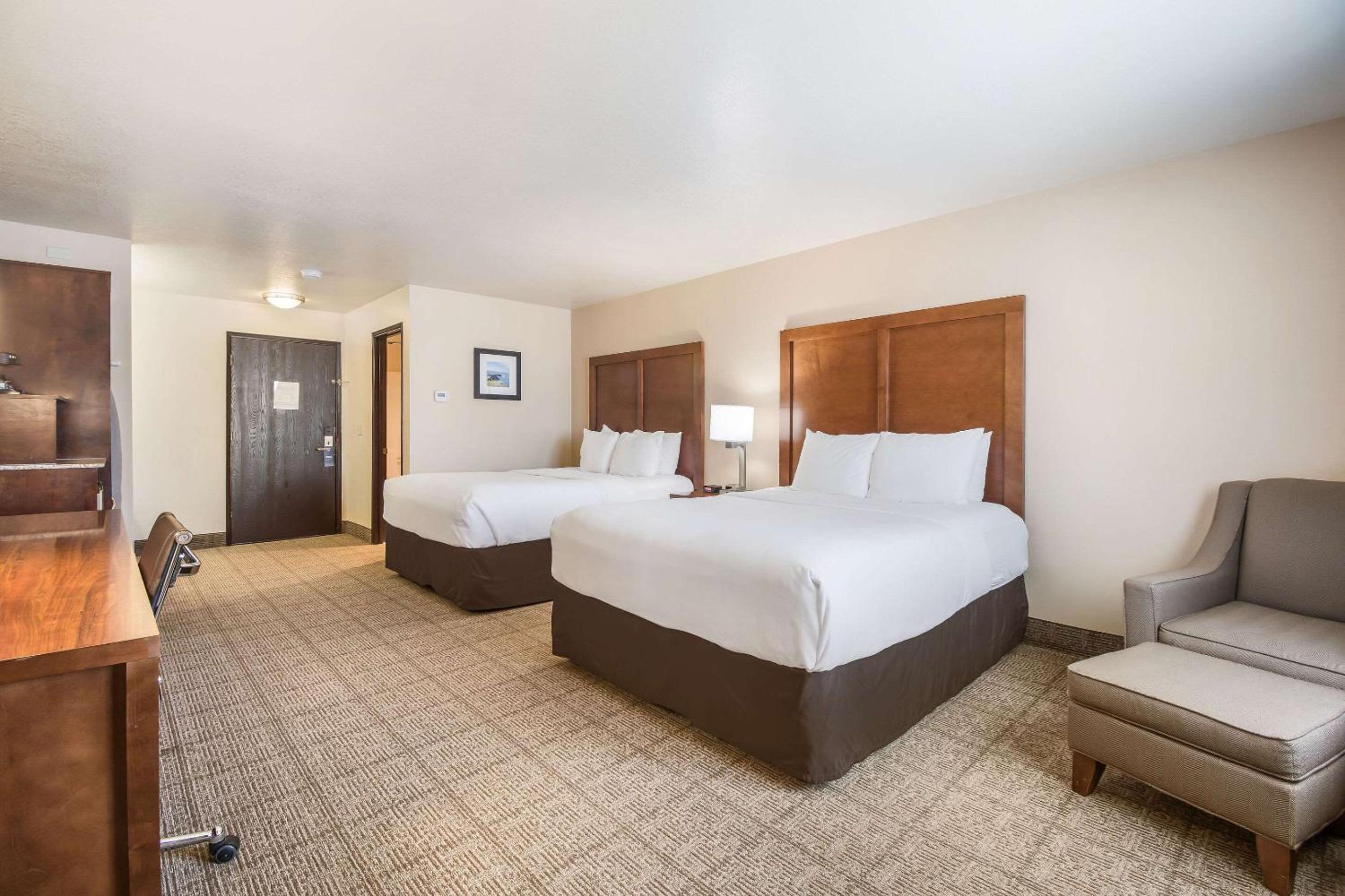 Queen Room with Two Queen Beds - Non-Smoking - Photo 1