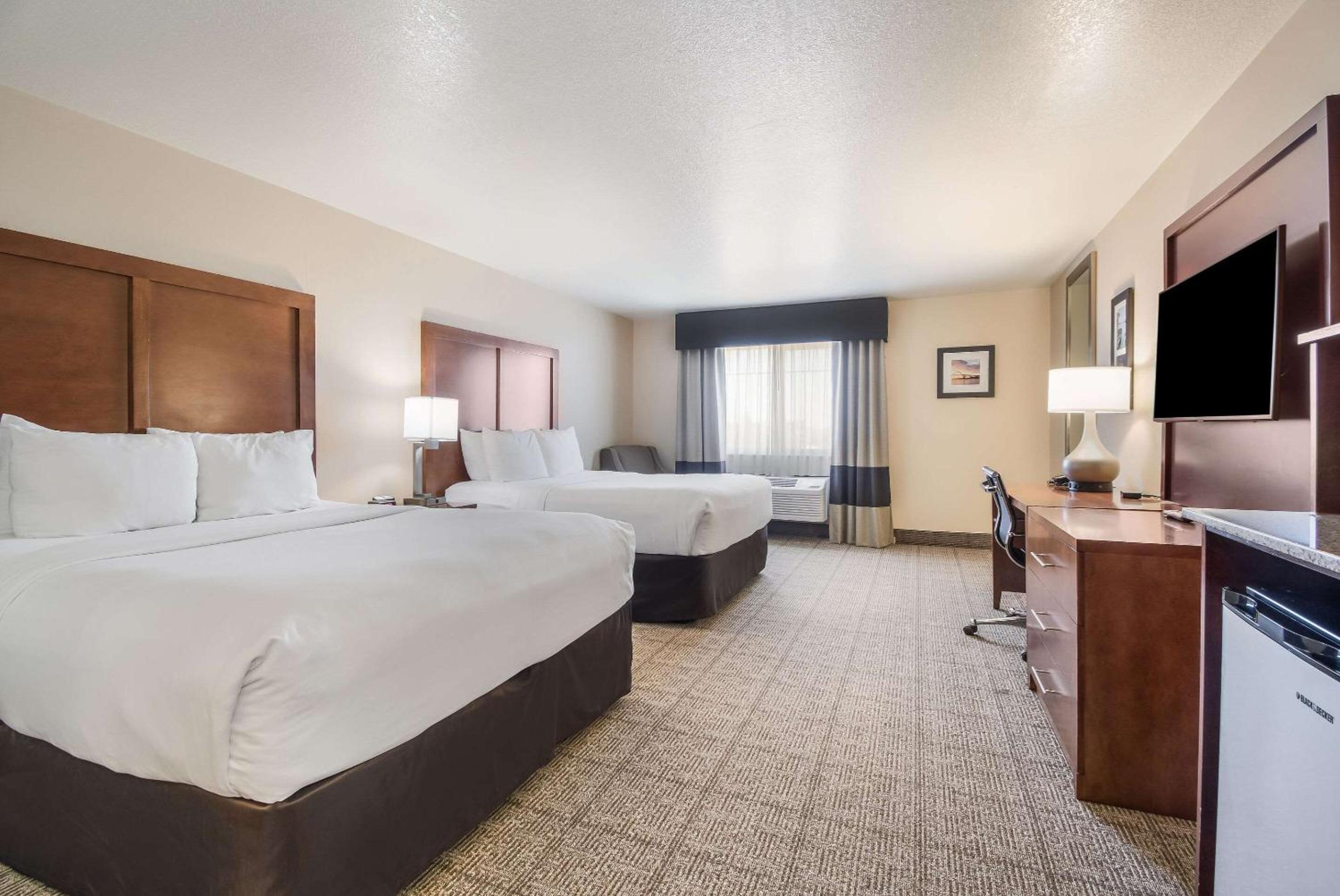 Queen Room with Two Queen Beds - Non-Smoking - Photo 2