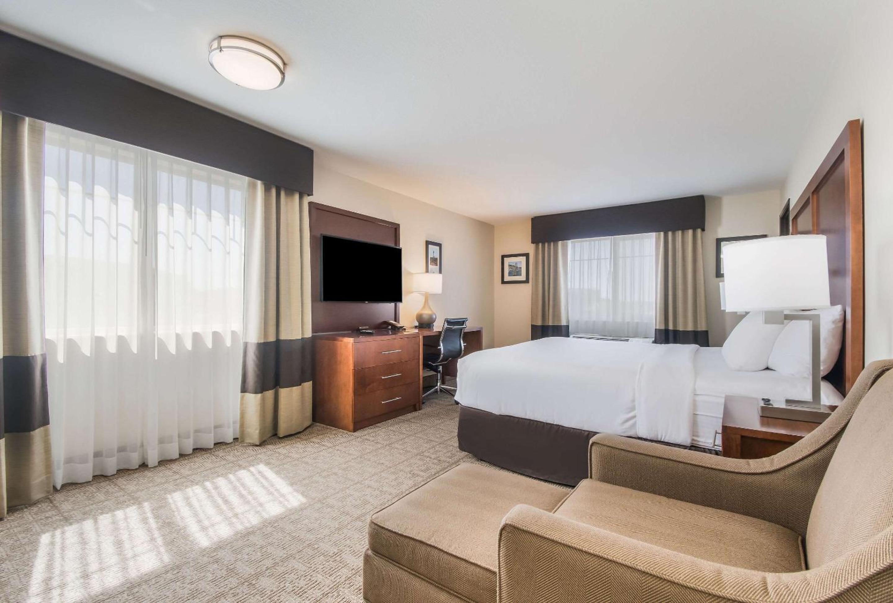 King Room with ONe King Bed and One Double Bed - Non-Smoking - Photo 1