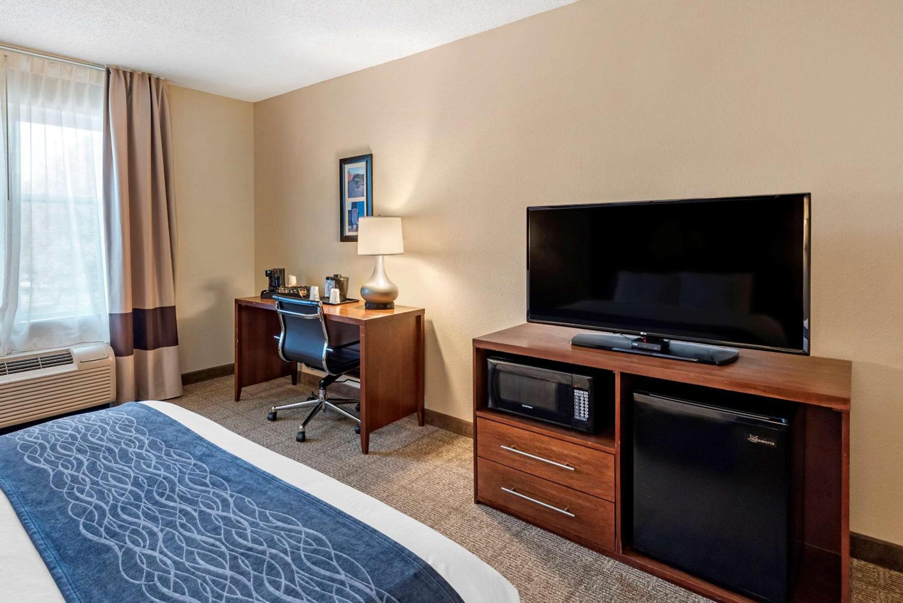 Queen Room with Two Queen Beds - Accessible/Non-Smoking  - Photo 3