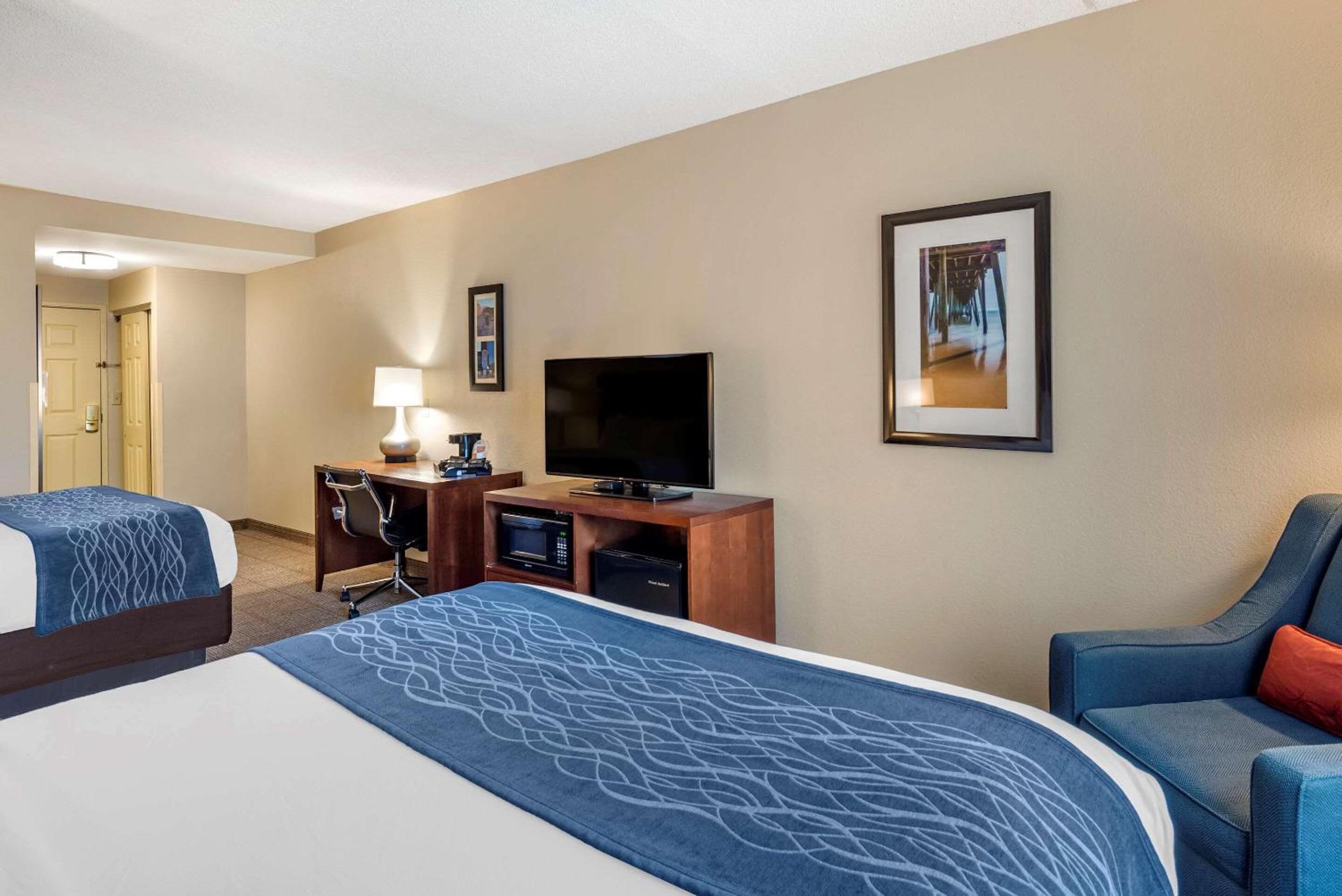 Queen Room with Two Queen Beds - Non-Smoking - Photo 2
