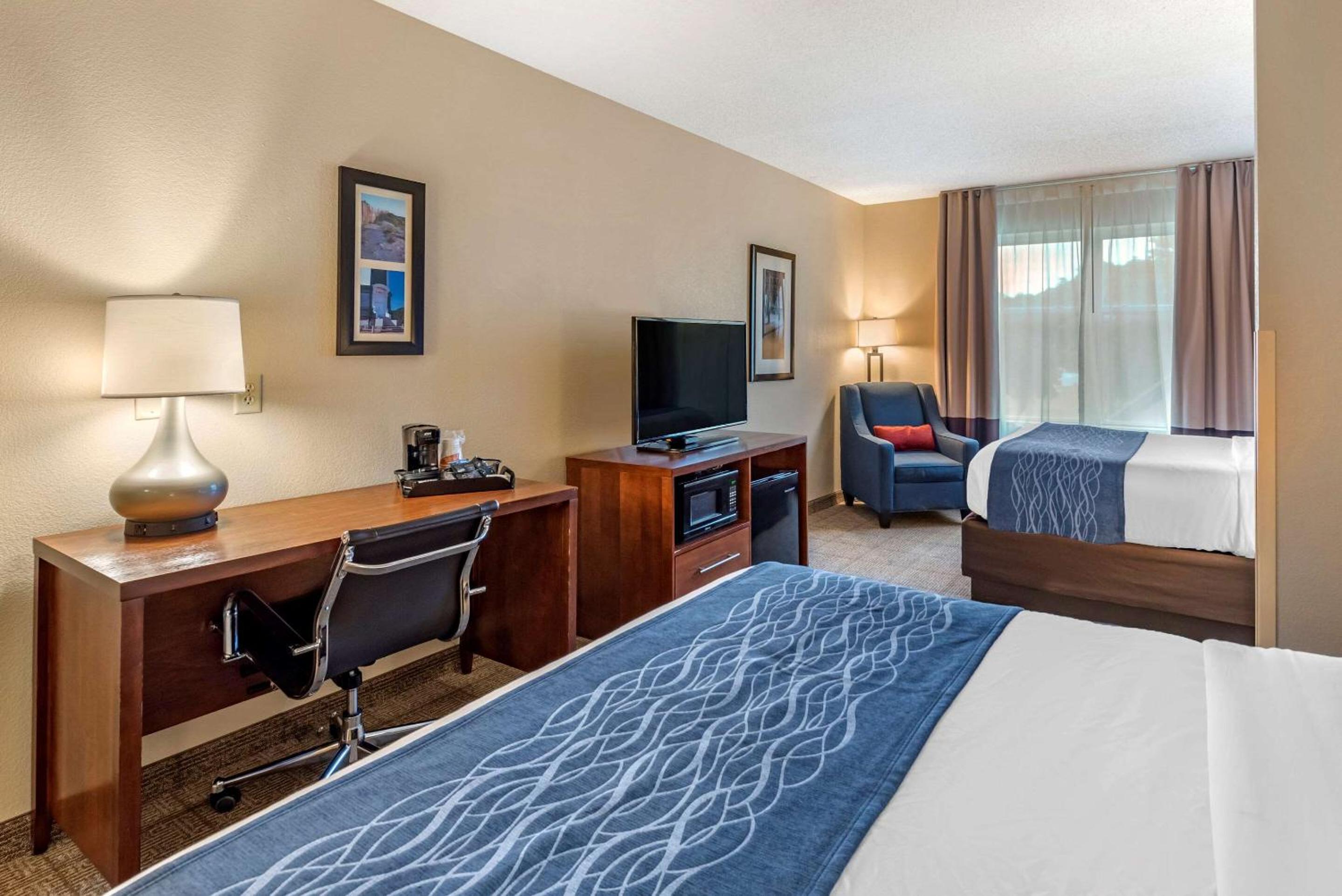 Queen Room with Two Queen Beds - Non-Smoking - Photo 4