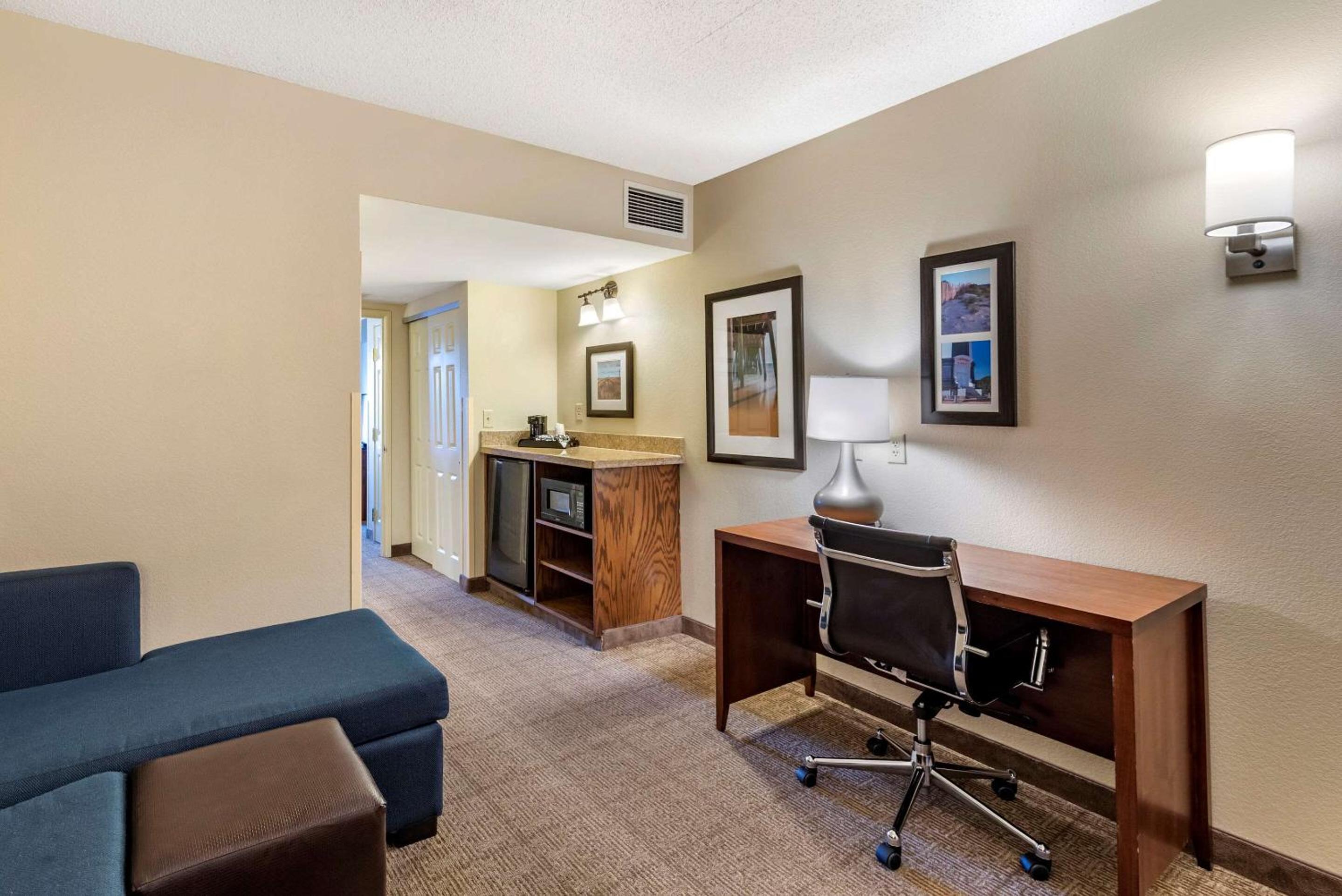 Queen Suite - Non-Smoking - Photo 1