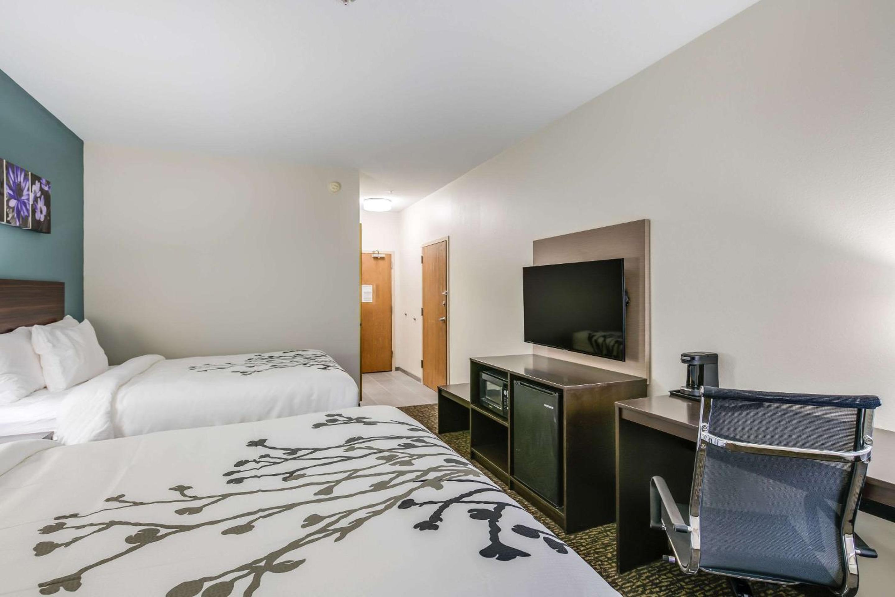 Standard Queen Room with Two Queen Beds - Non Smoking  - Photo 3