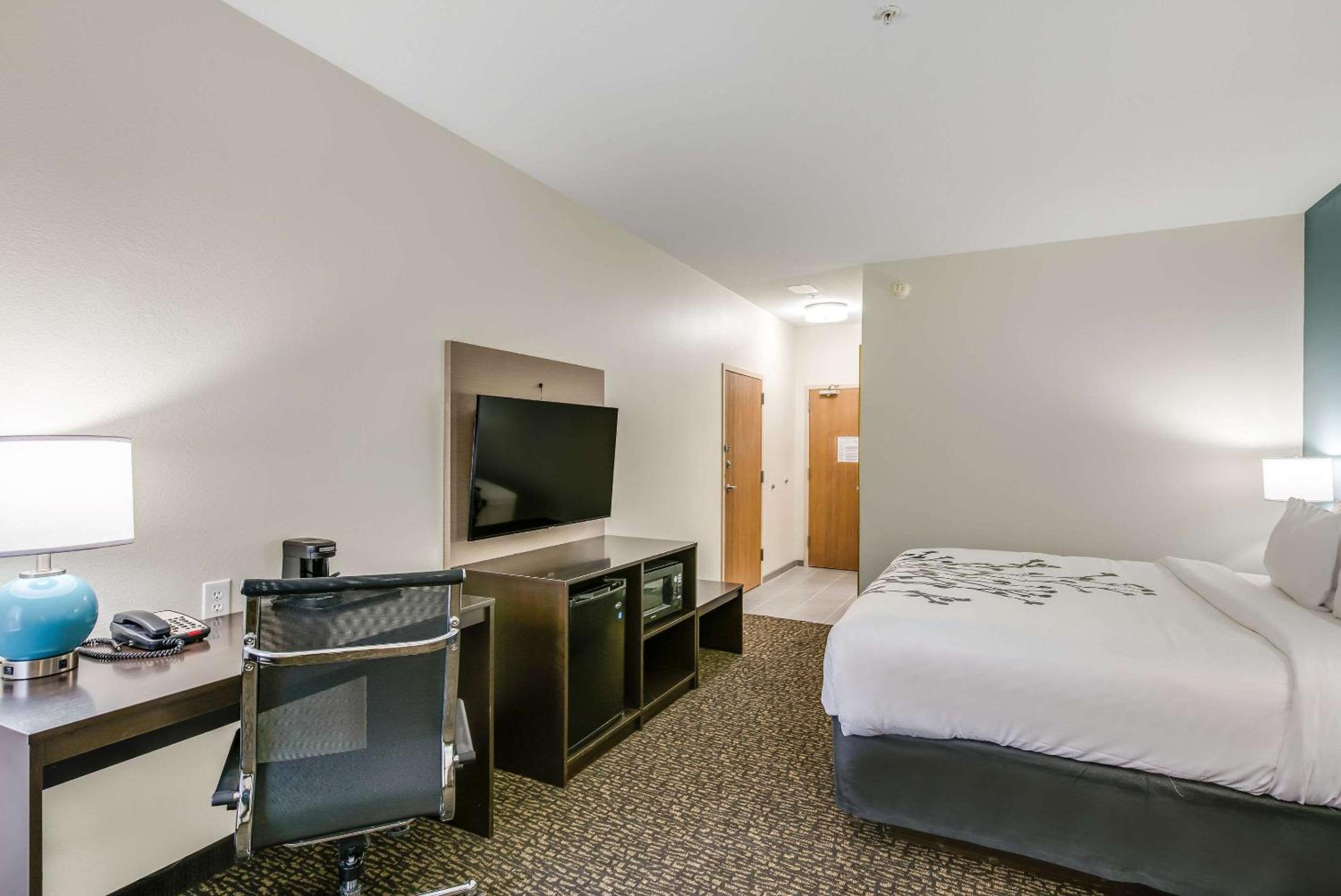 Executive King Room with Sofabed - Non Smoking - Photo 3