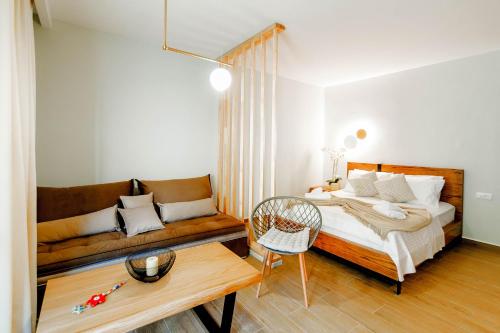 Junior Suite with Pool View - Photo 4