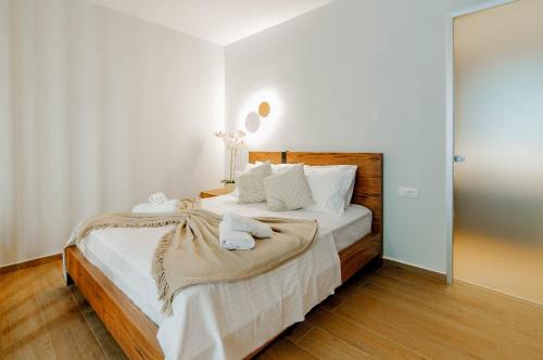Junior Suite with Pool View - Photo 3