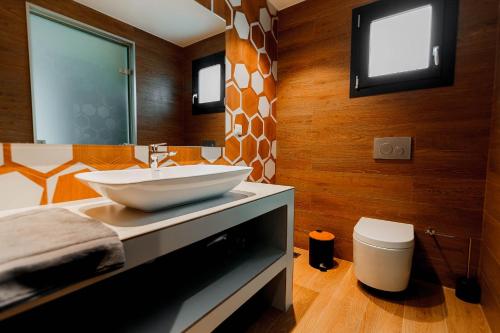 Junior Suite with Pool View - Photo 6