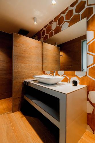 Junior Suite with Pool View - Photo 7