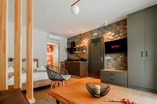 Junior Suite with Pool View - Photo 5