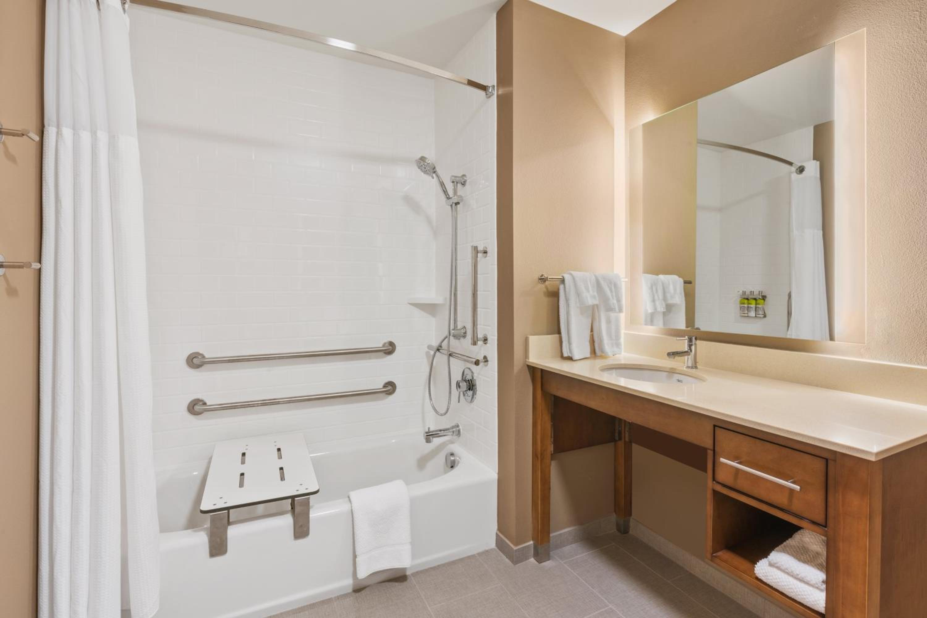 Queen Studio Suite with Bath Tub - Mobility Accessible - Non-Smoking - Photo 7