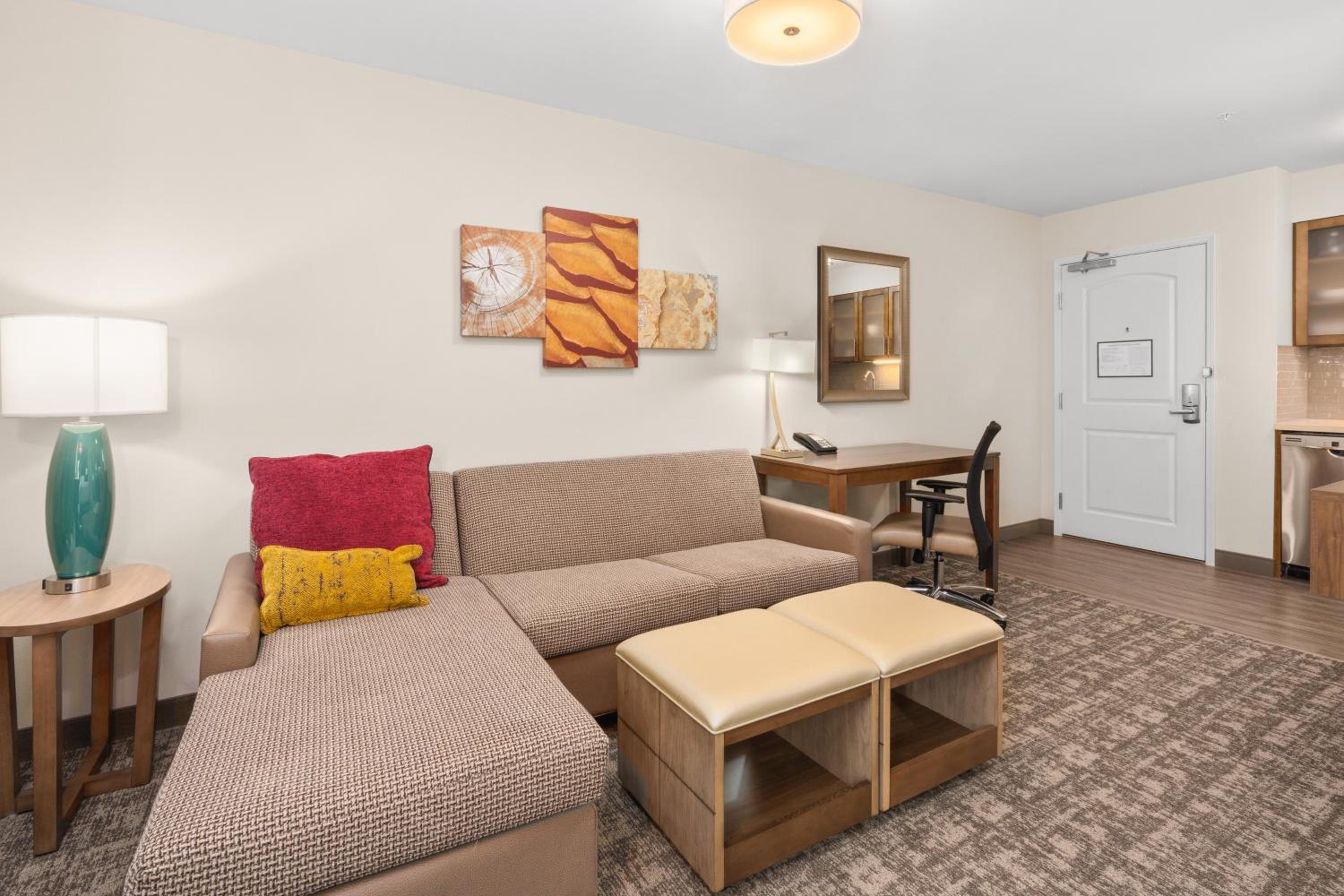 Queen Studio Suite - Photo 7