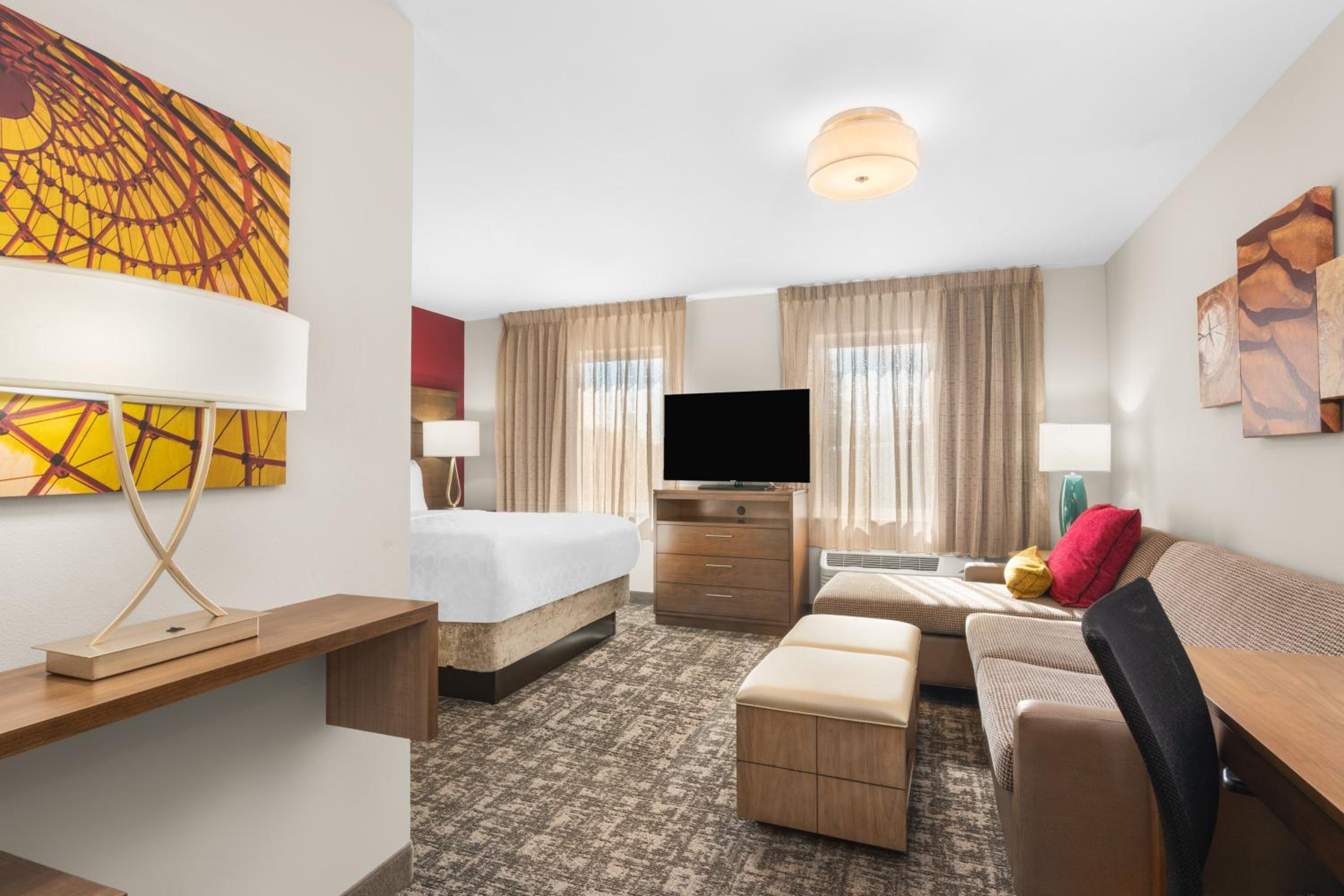 Queen Studio Suite - Photo 8
