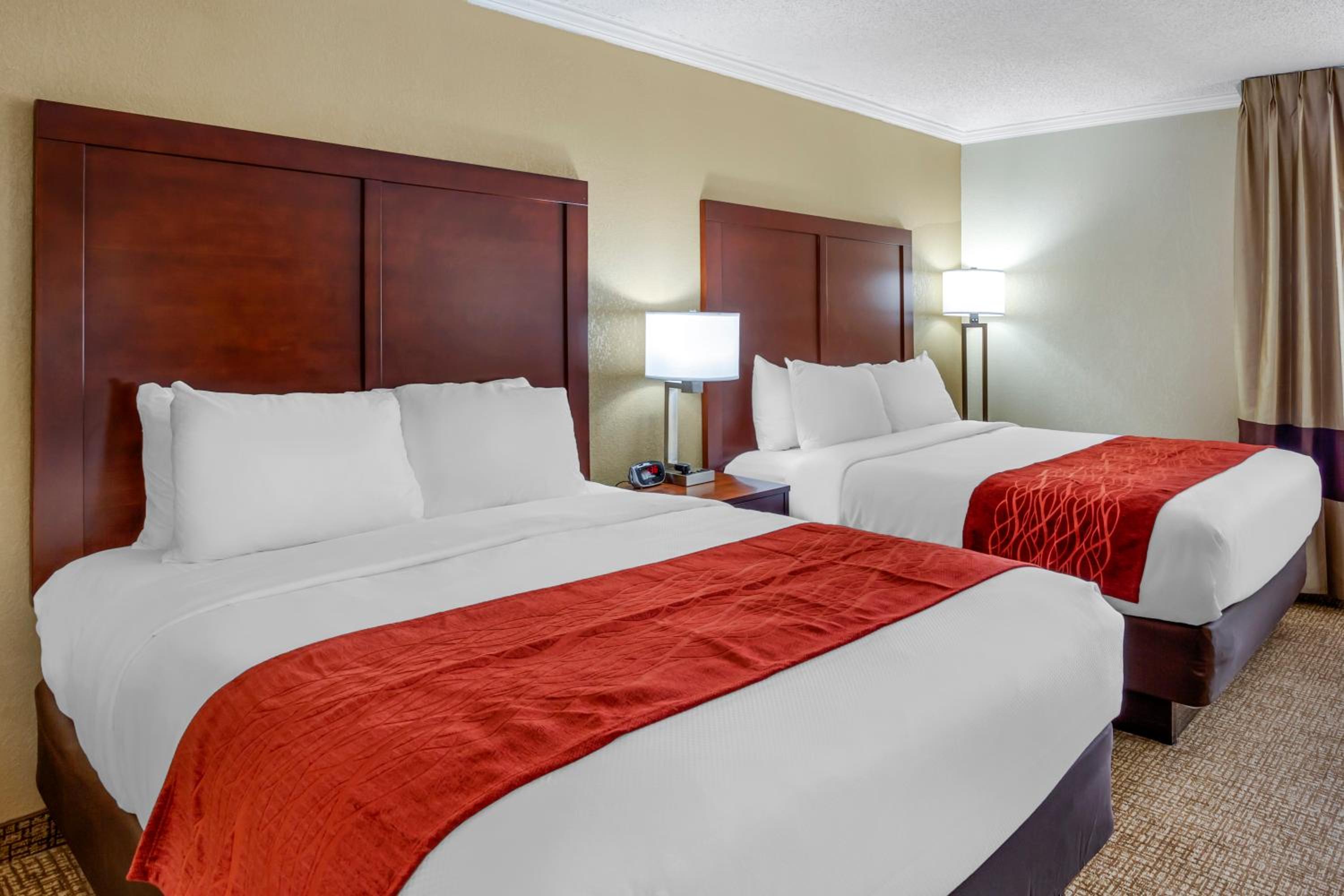 Queen Room with Two Queen Beds - Non Smoking - Photo 1