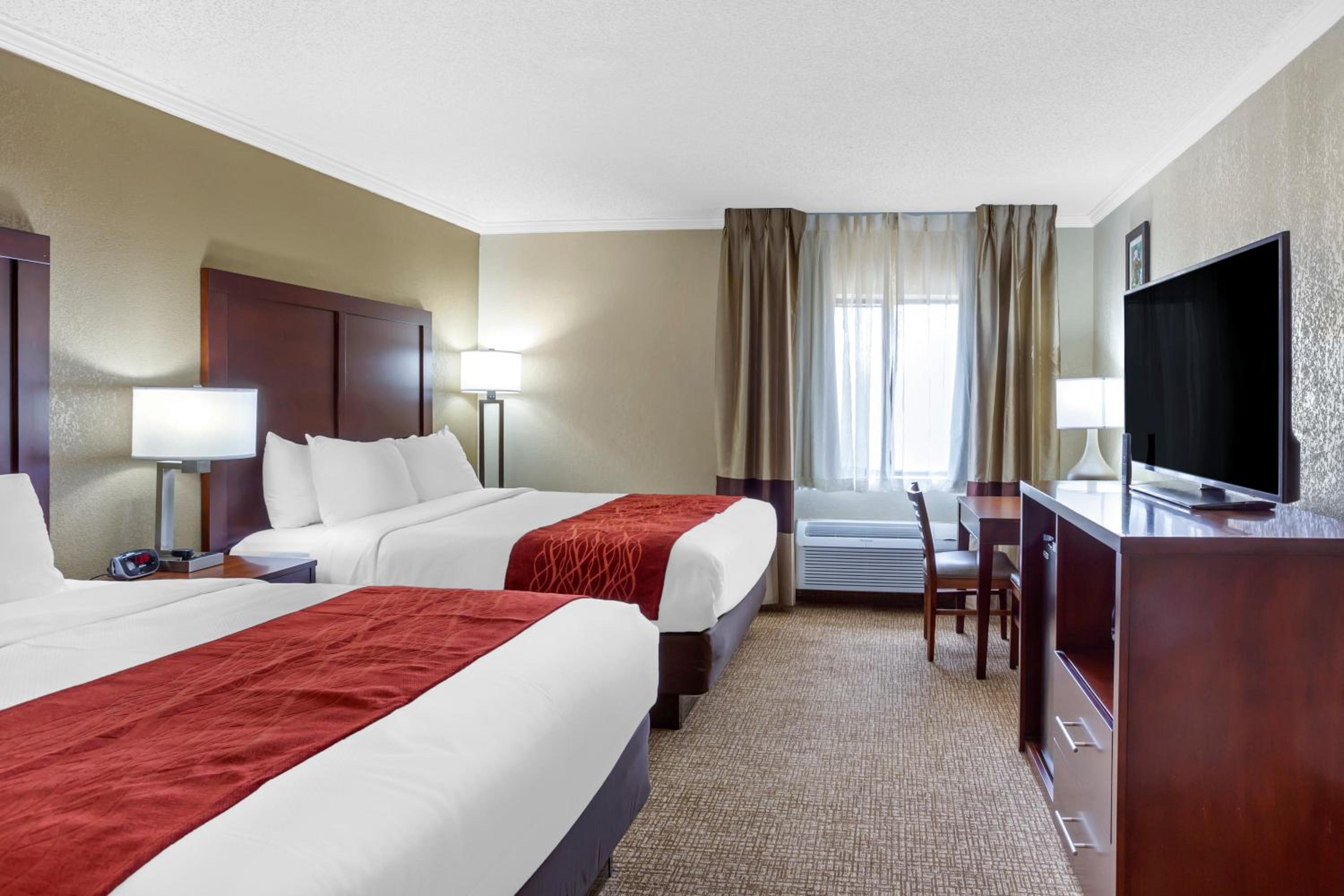 Queen Room with Two Queen Beds - Non Smoking - Photo 7